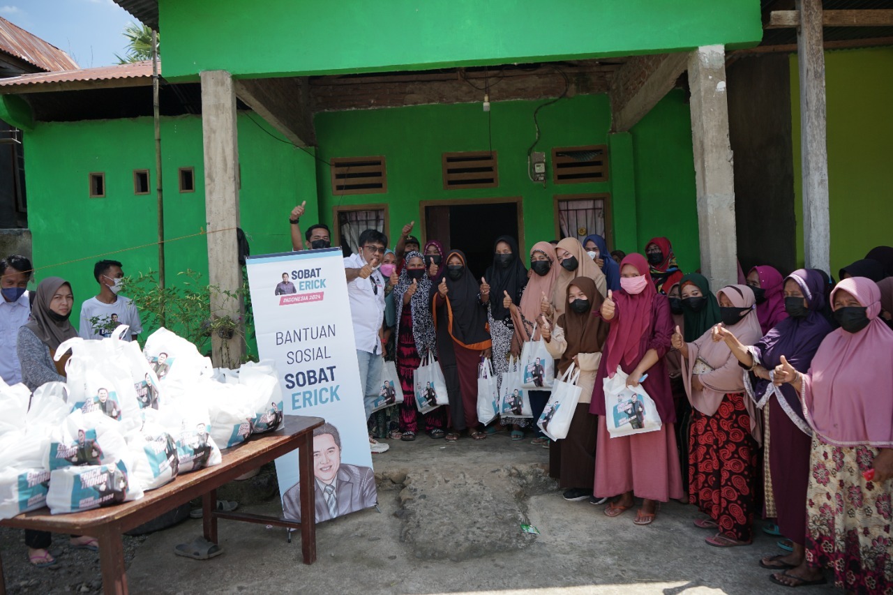 Relawan Sobatr Erick Membagikan donasi kepada masyarakat Sulawesi Selatan