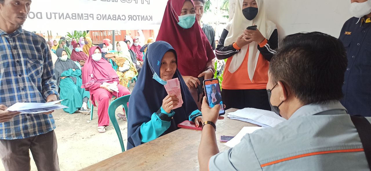 Warga menerima program bantuan sembako atau BPNT (Bantuan Pangan Non Tunai) di Bima, NTB.