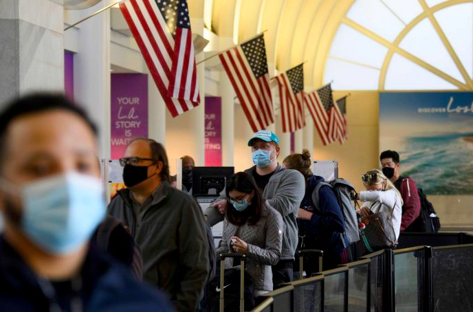 Warga mengantre untuk menjalani pemeriksaan di Bandara Internasional Los Angeles, Amerika Serikat.