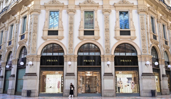 Salah satu butik Prada di Milan, Italia.