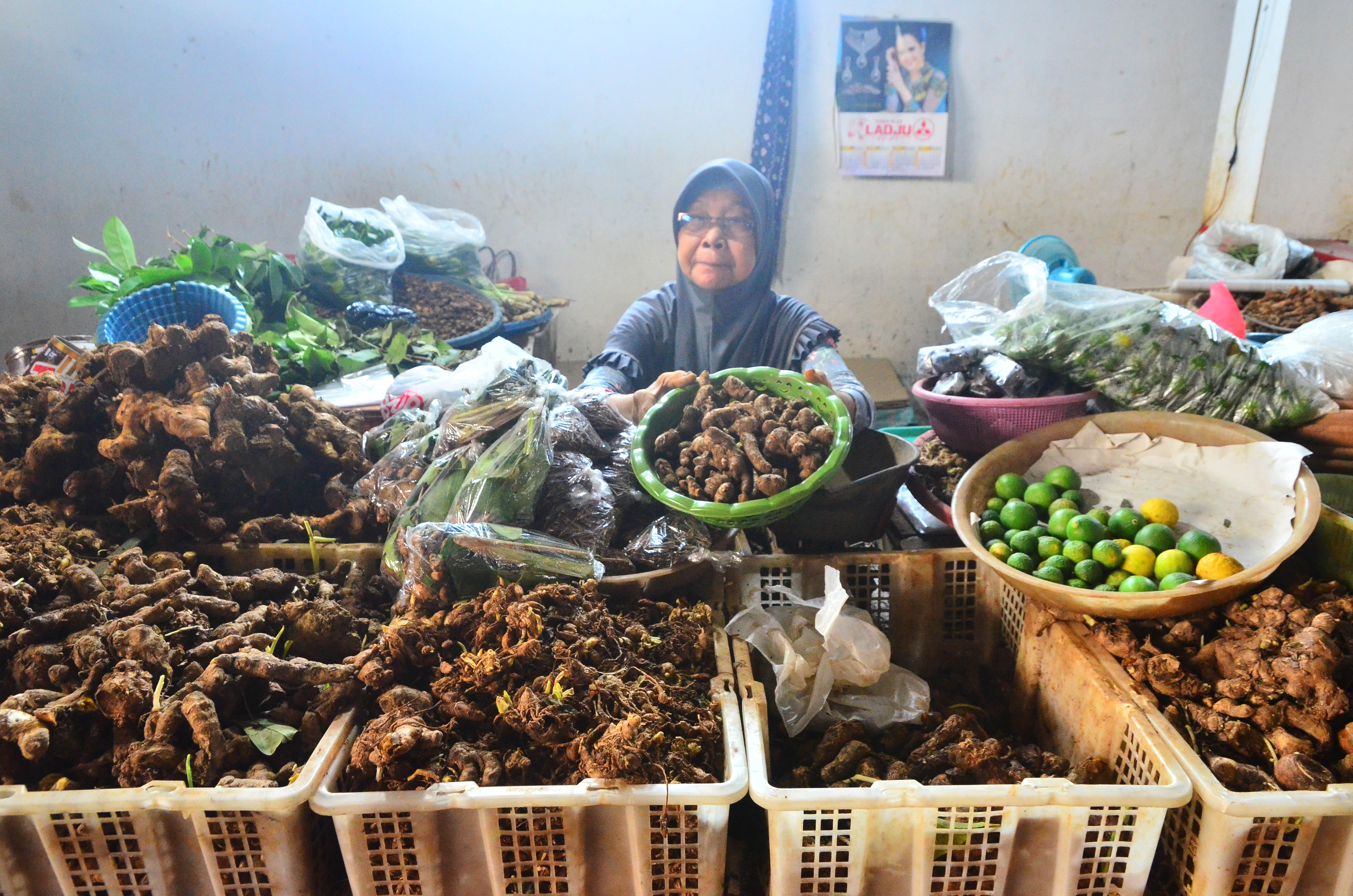 Pedagang menjual rempah-rempah di Pasar Kliwon, Kudus, Jateng. Rempah-rempah bisa dijadikan ramuan herbal untuk kekebalan tubuh. 