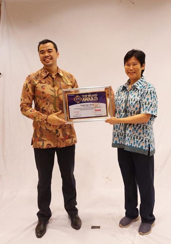  Andriana, Product Group Manager Bogasari menerima Top Brand Award