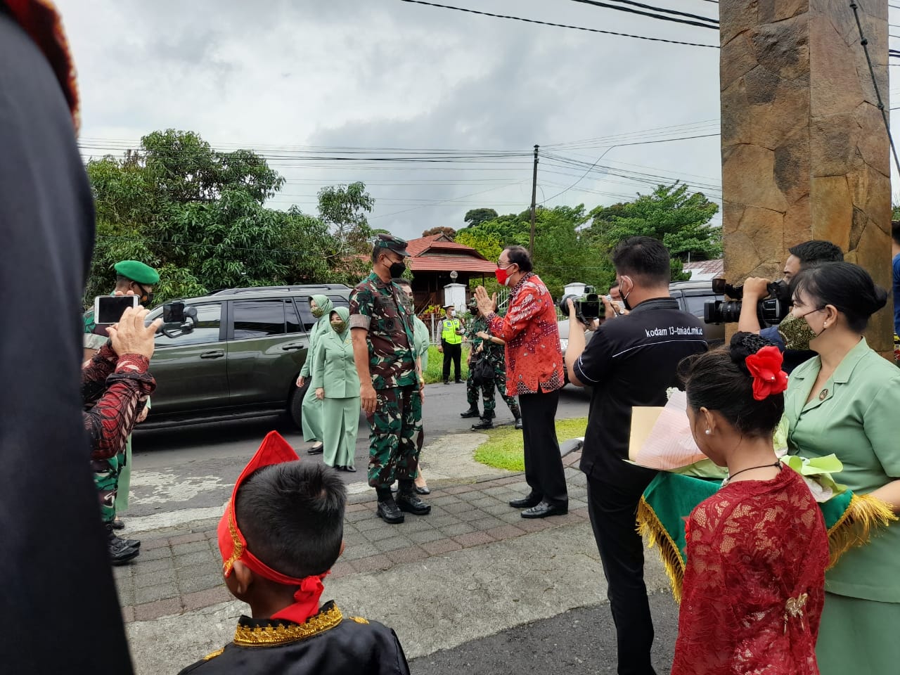 Pangdam XIII Merdeka Mayjen, Alfred Denny Tuejeh disambut Bupati Kab Minahasa, Royke Oktevianus Roring di Danau Tondano, Jumat (18/3)
