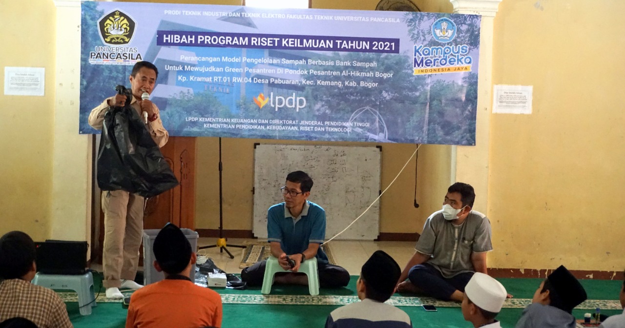 Dosen dan mahasiswa Univeristas Pancasila menggelar pelatihan pengelolaan sampah dan budi daya maggot BSF di Pesantren Al-Quran Al-Hikmah. 