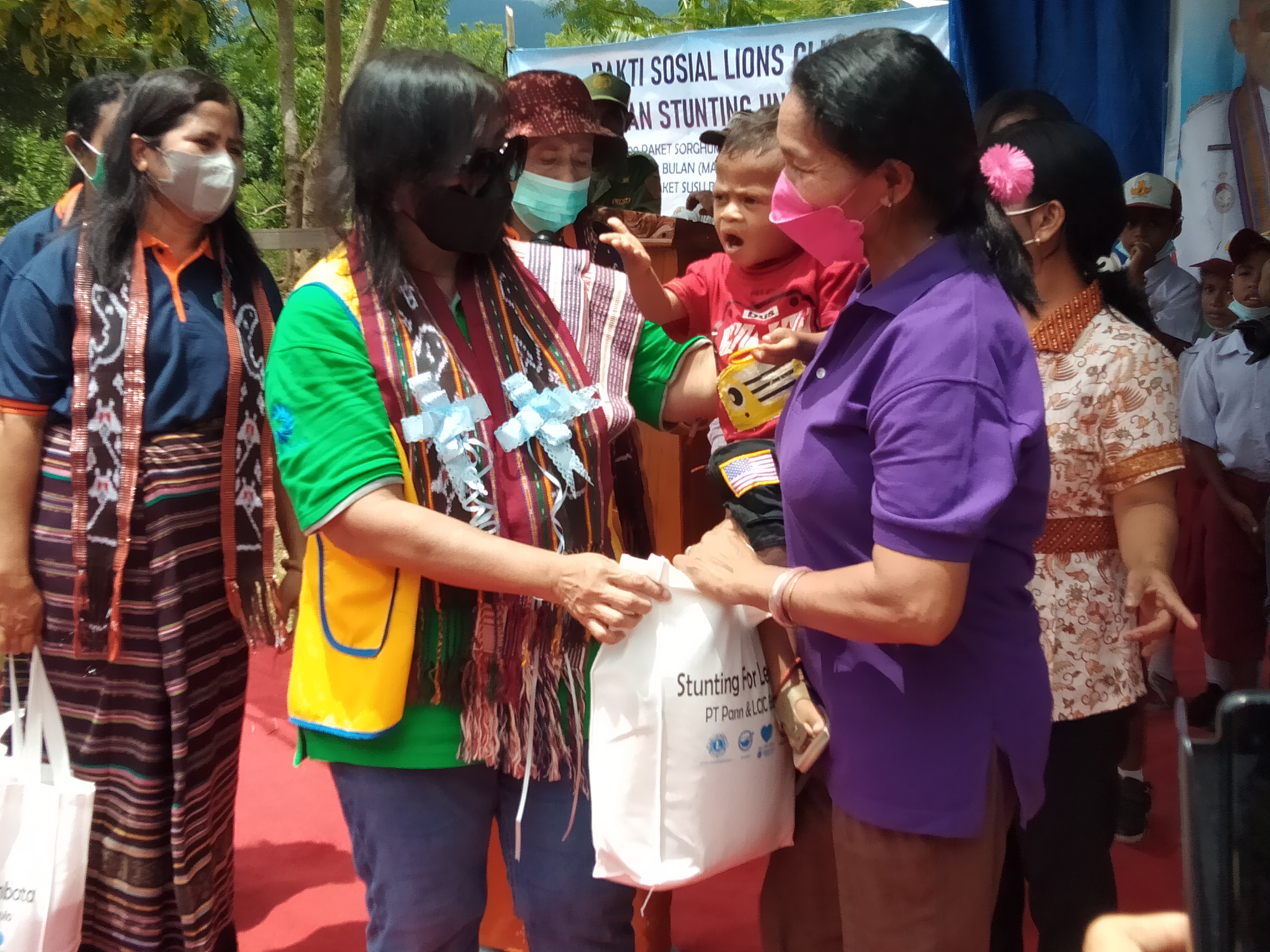 Pesiden Lions Club, Vivyanty Ashaly serahkan bantuan sorgum di Desa Bakalerek, kecamatan Nubatukan, Kabupaten Lembata, NTT, Senin (2