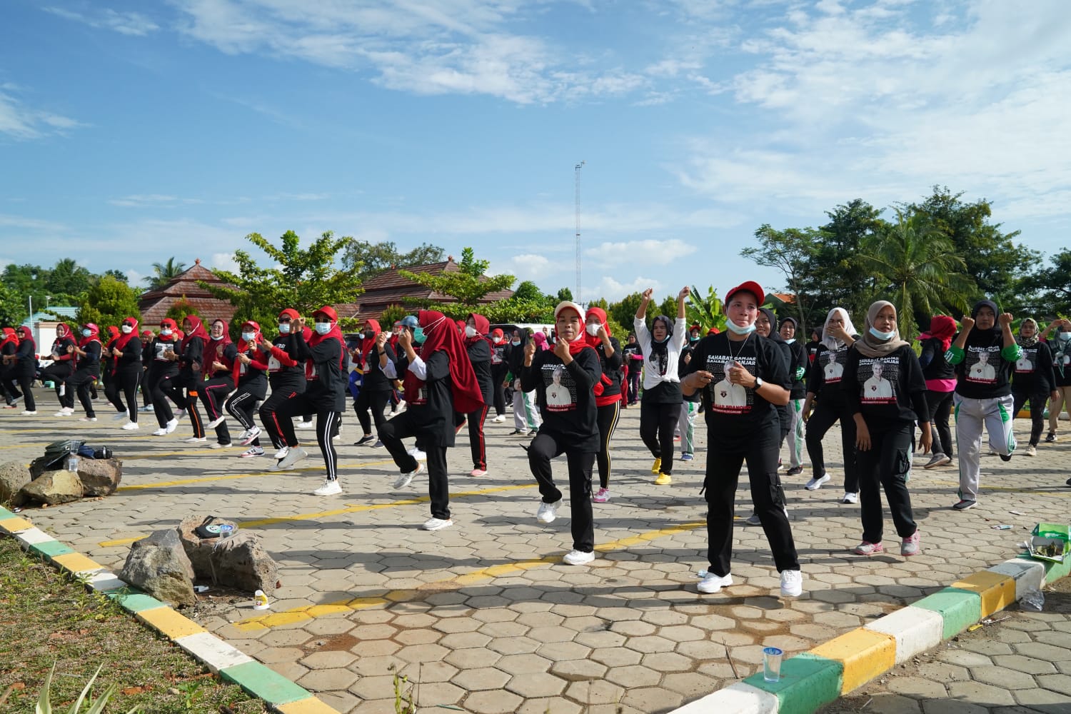 Acara senam bersama yang digelar Sahabat Ganjr di Kota Serang, Banten, Minggu (27/3). 
