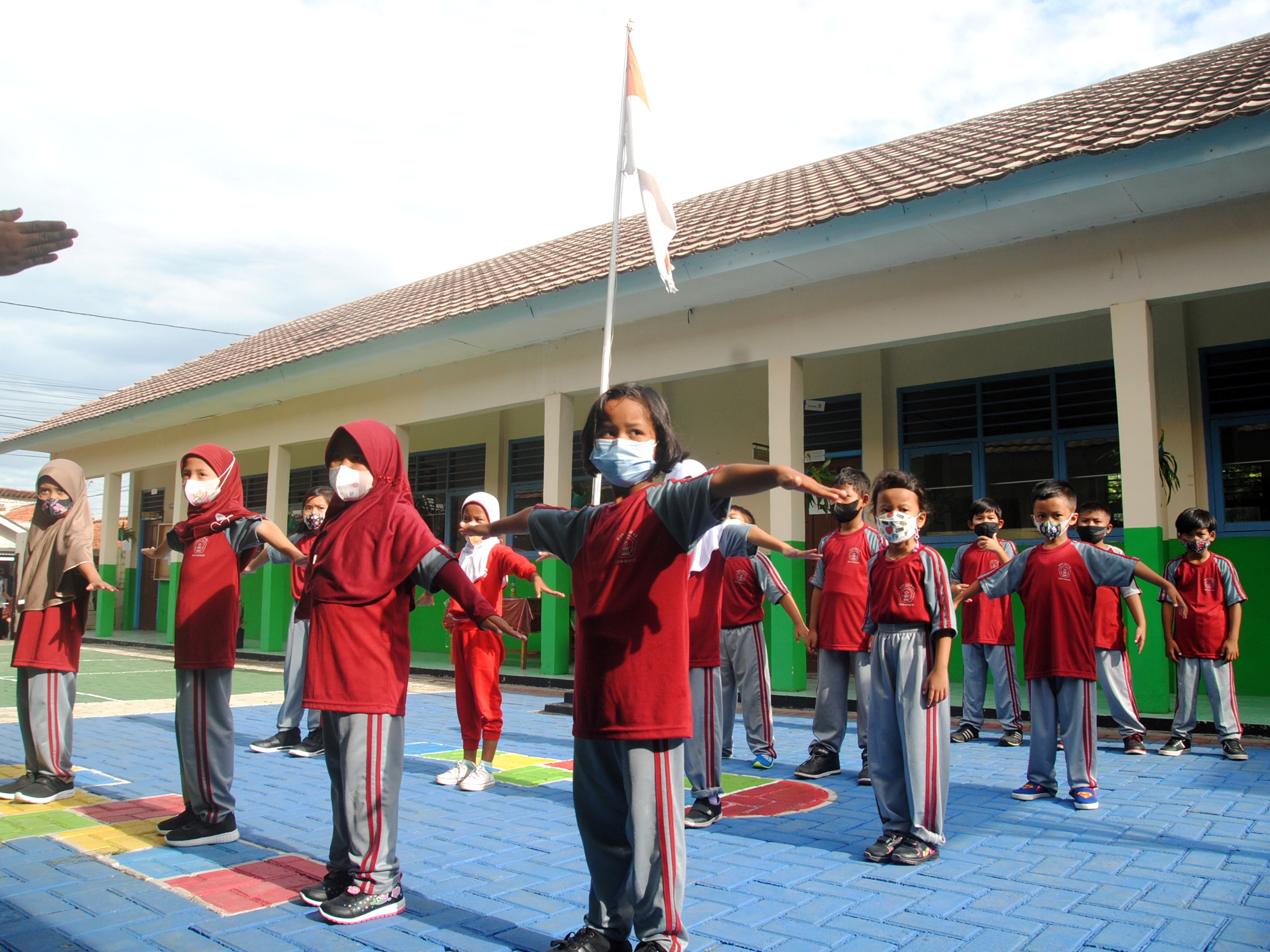 Sejumlah siswa mengikuti pelajaran olahraga saat Pembelajaran Tatap Muka (PTM) Terbatas di SDN 2 Loji, Kota Bogor, Jawa Barat, Senin (21/3).