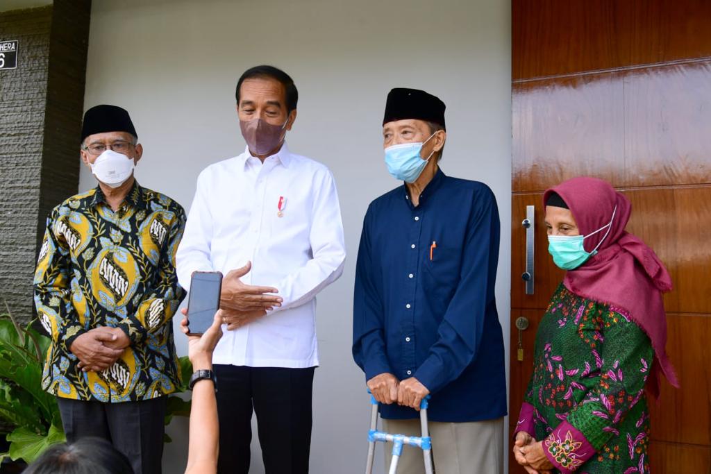 Presiden Joko Widodo (dua kiri) memberi keterangan usai mengunjungi mantan Ketua Umum PP Muhammadiyah Ahmad Syafii Maarif, Sabtu (26/3). 