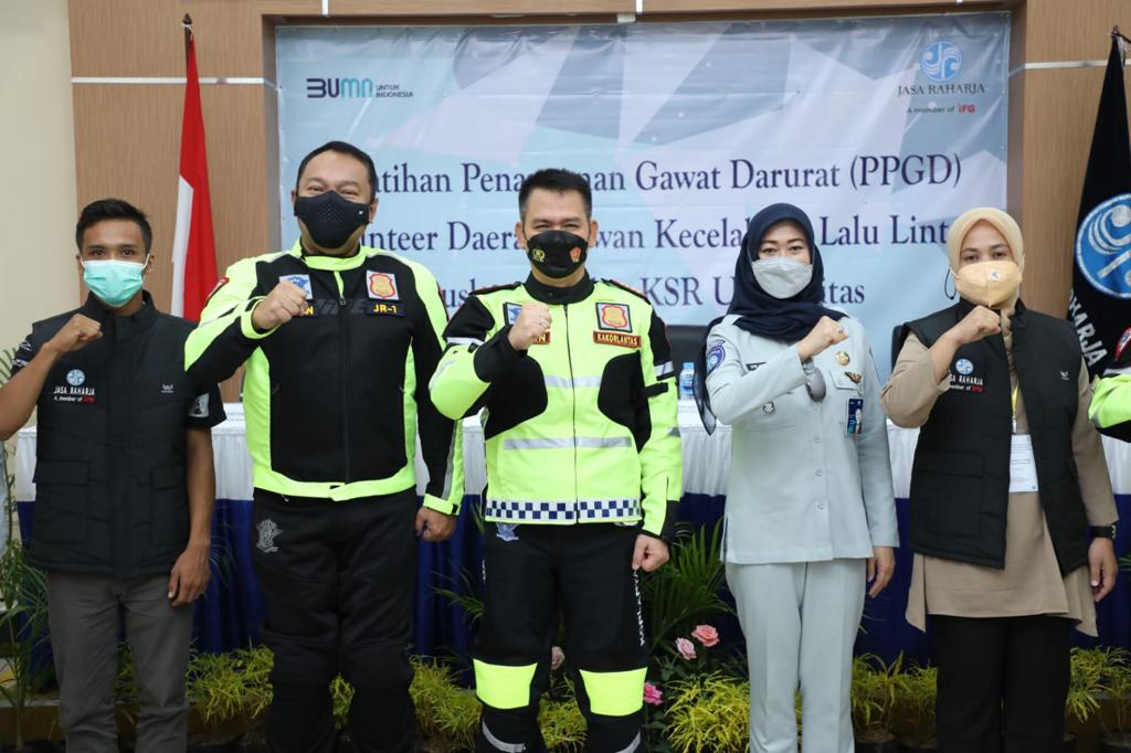 Direktur Utama PT Jasa Raharja Rivan Purwantono (dua dari kiri) dan peseta pelatihan 