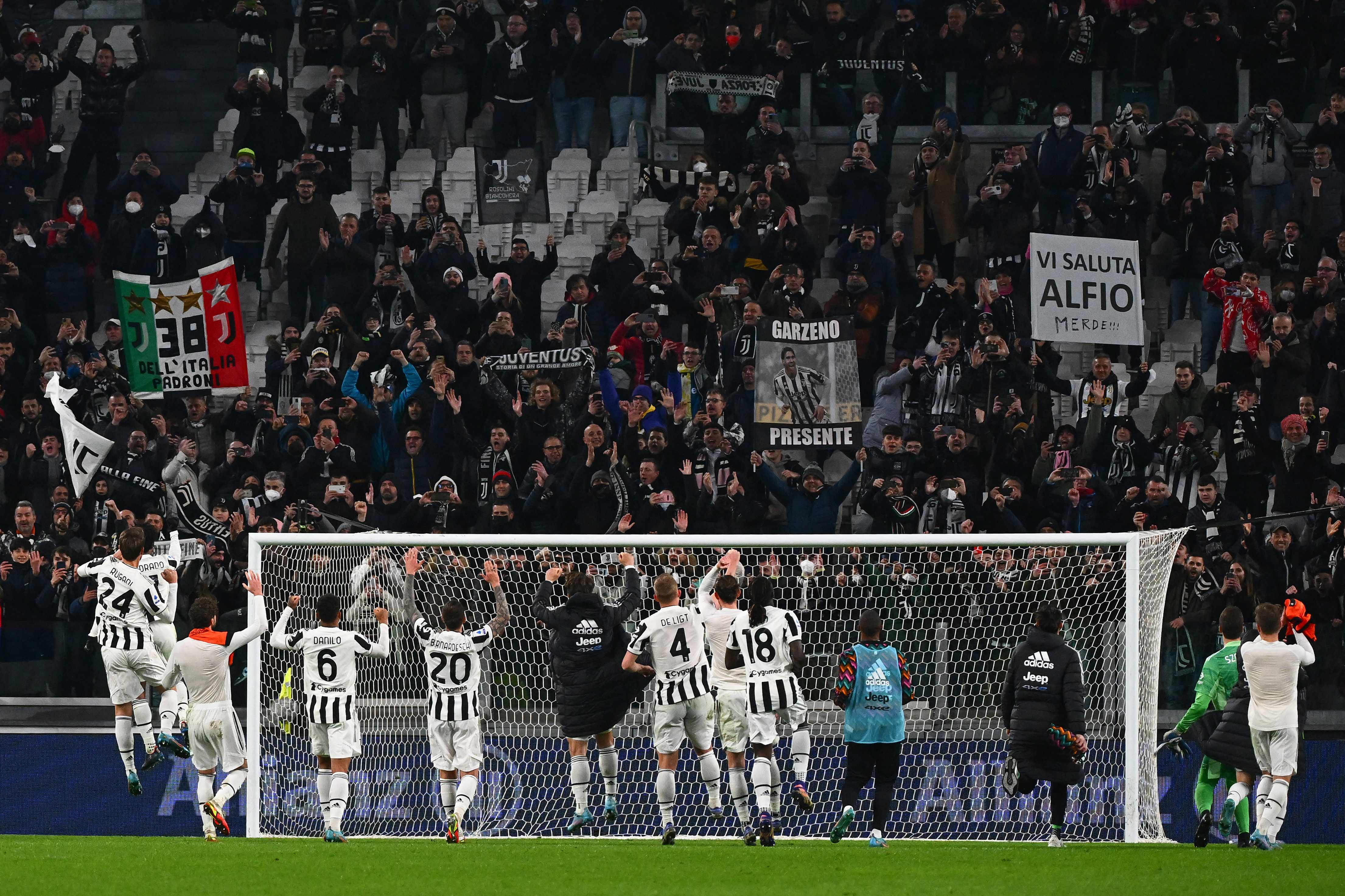 Para pemain Juventus menyapa pendukung mereka usai menang atas Spezia di laga Serie A.