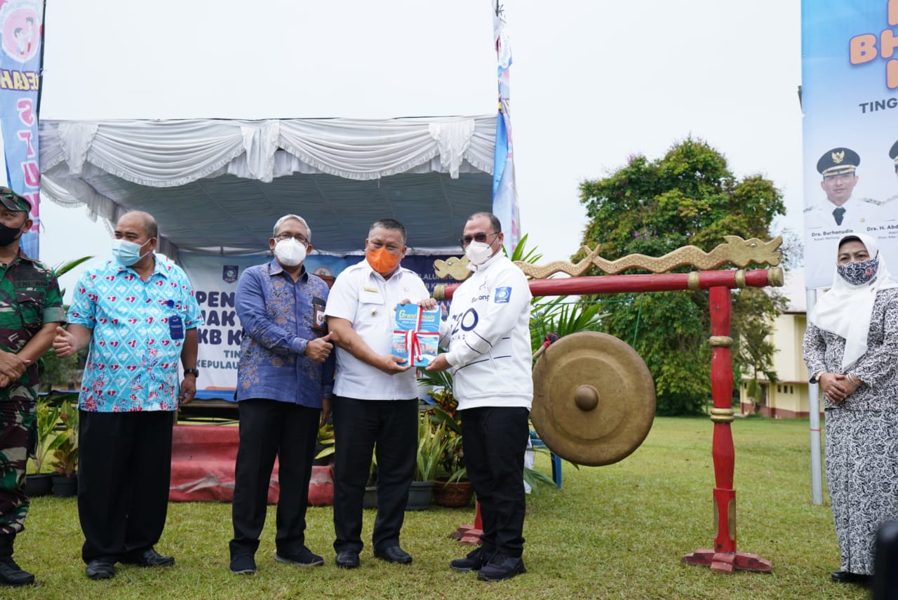 Gubernur Babel Erzladi Rosma membuka acara Pencanangan Bhakti Sosial Ikatan Bidan Indonesia (IBI) Keluarga Berencana Kesehatan Babel. 