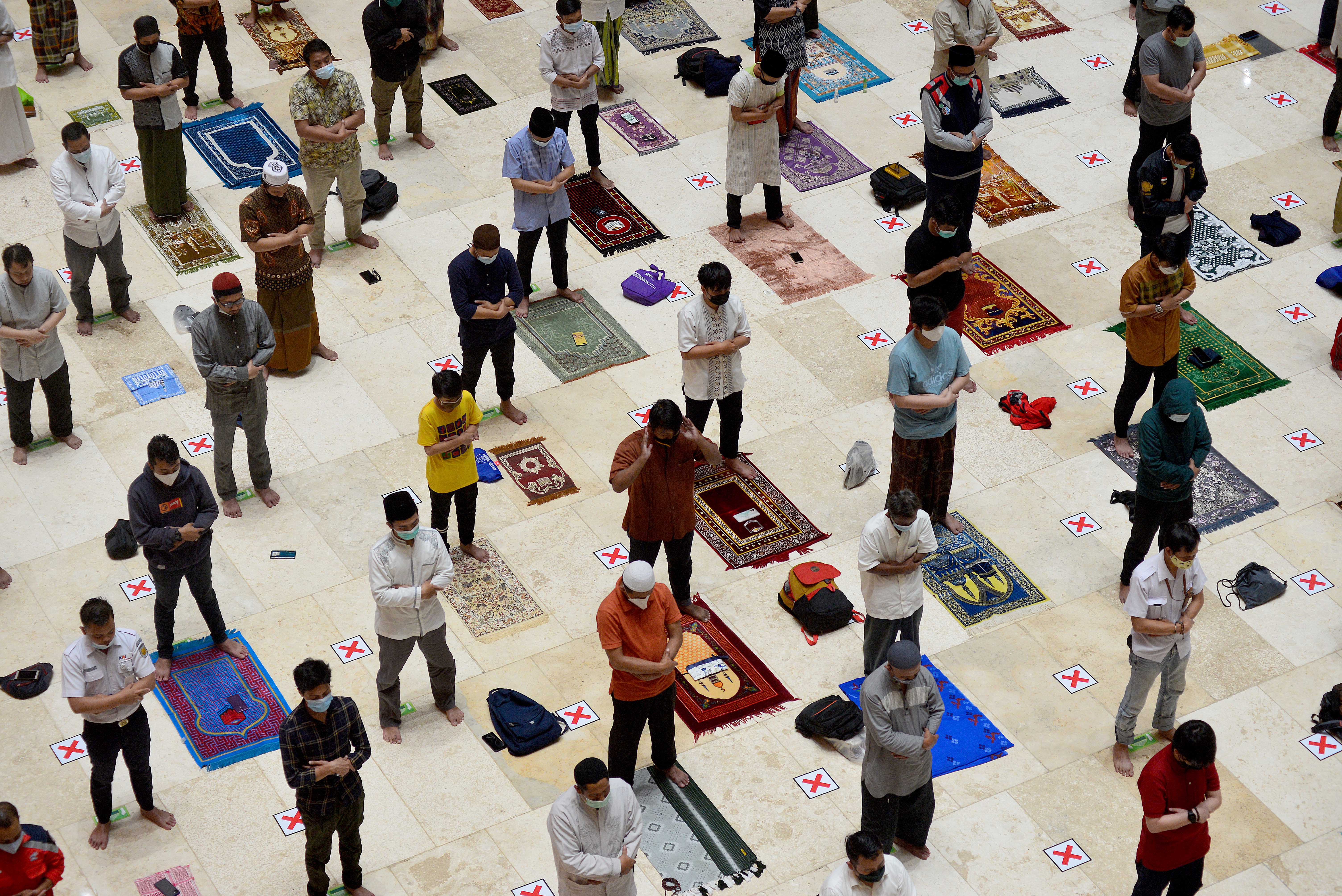 Umat Muslim saat menjalankan ibadah Shalat Tarawih di Masjid Istiqlal, Jakarta, pada 2021 lalu.