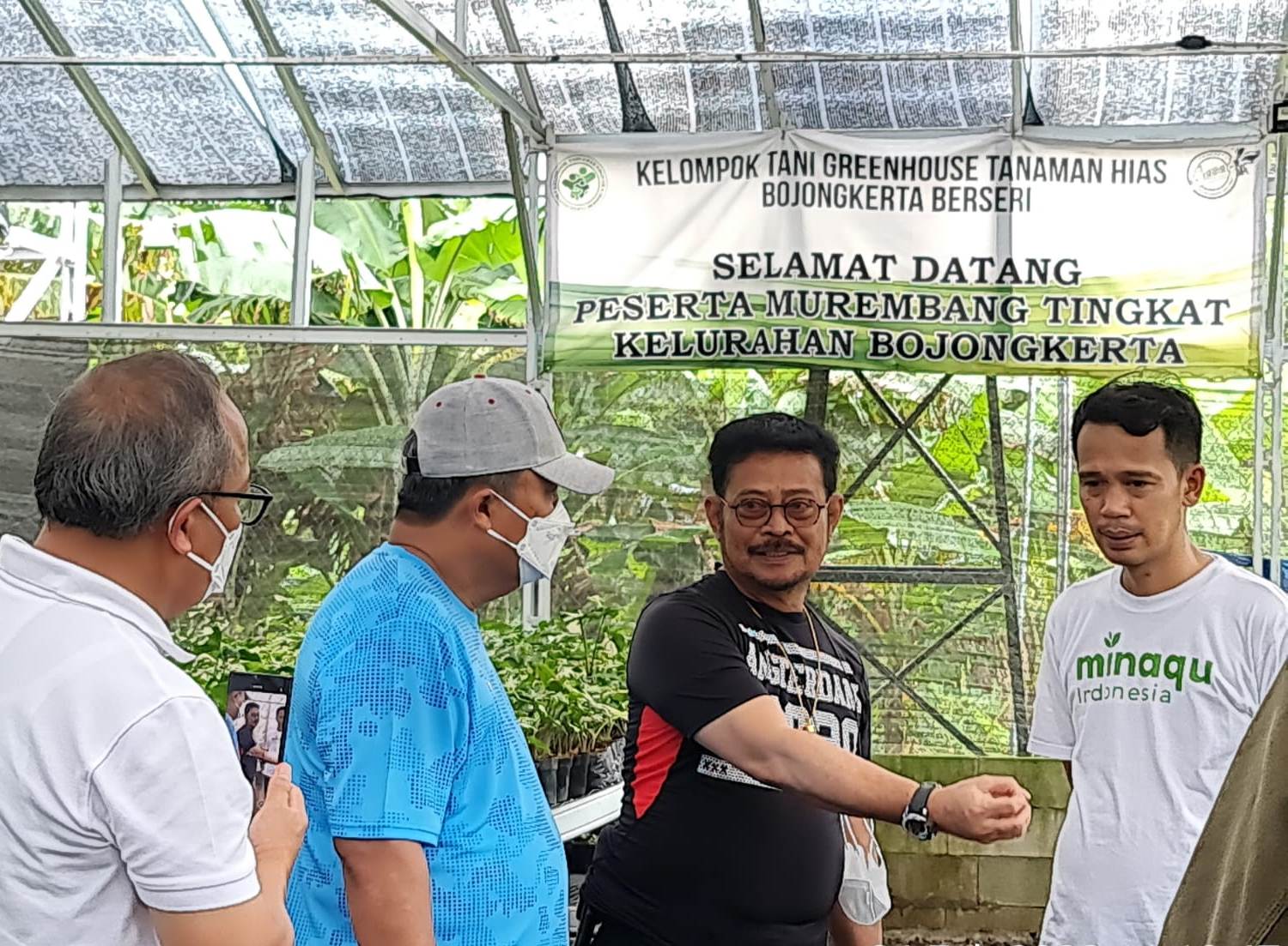 Mentan Syahrul Yasin Limpo mengunjungi green house di Kelurahan Bojongkerta, Bogor Selatan, Jawa Barat. 