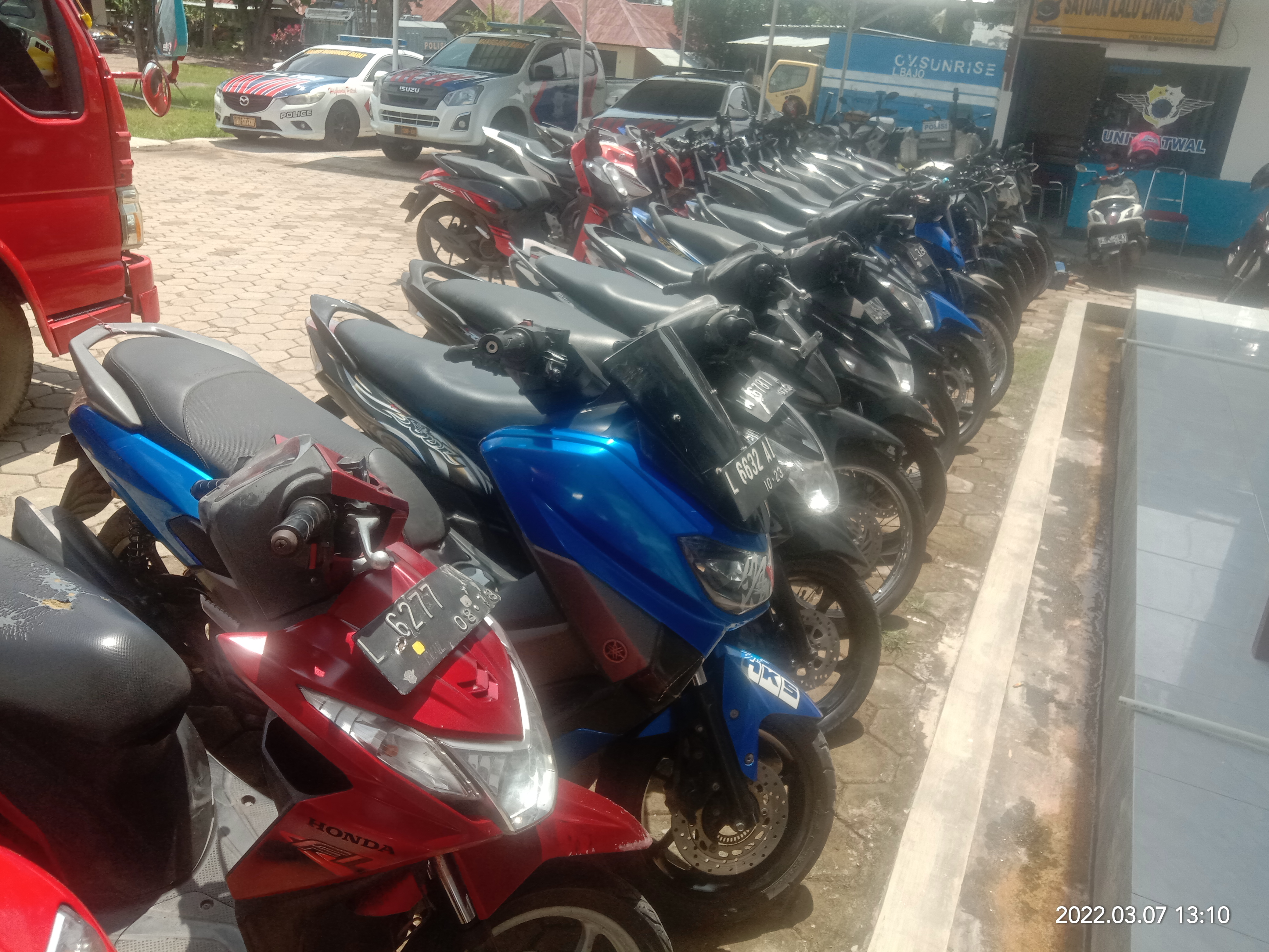 Barang bukti 20 unit sepeda motor dari Surabaya ke Manggarai Barat, NTT yang tidak dilengkapi dokumen, dihalaman Mapolres Mabar.