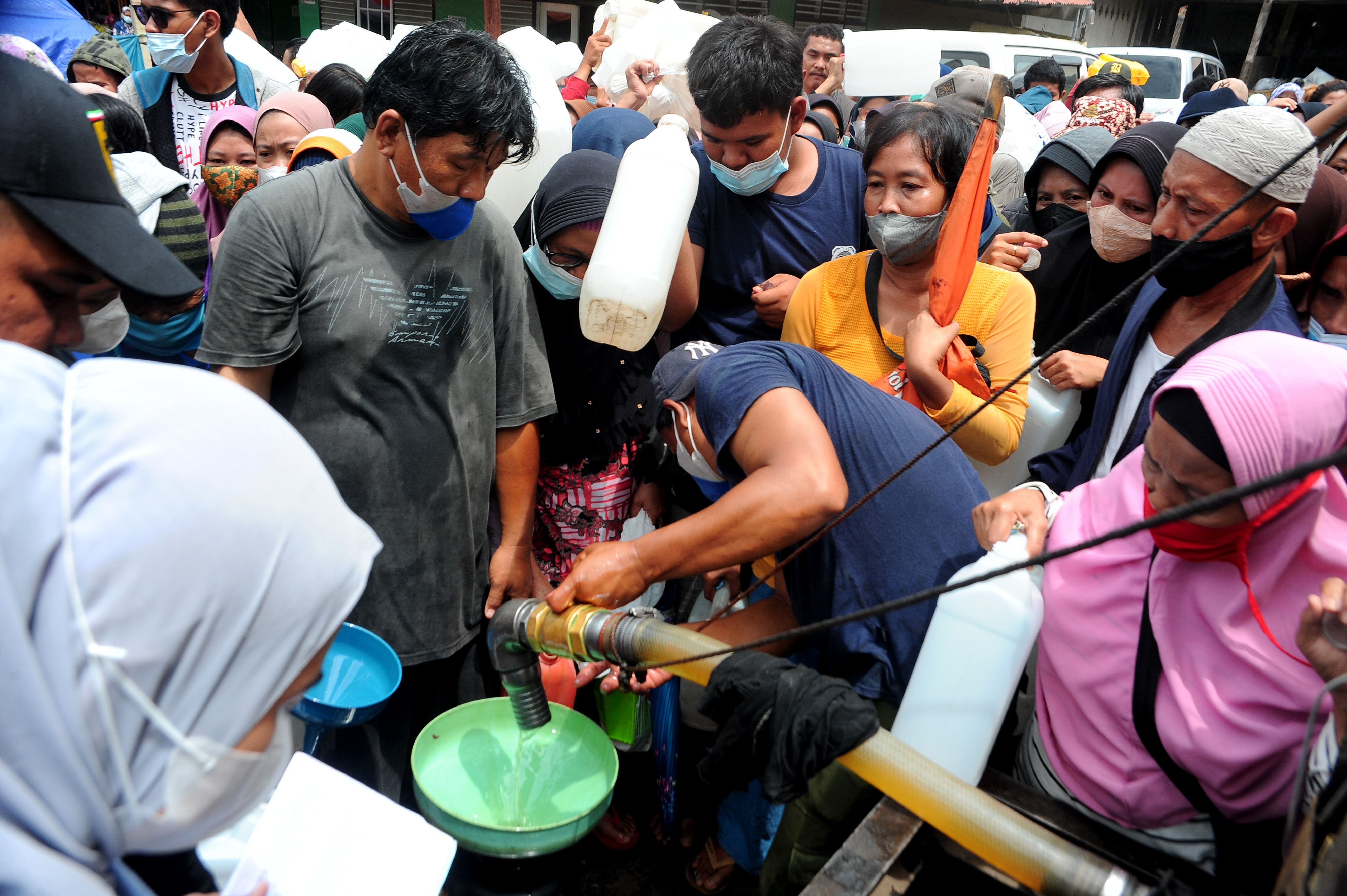 Operasi pasar minyak goreng di Pasar Alang Alang Lebar, Palembang, Sumatra Selatan, Sabtu (5/3/2022). 