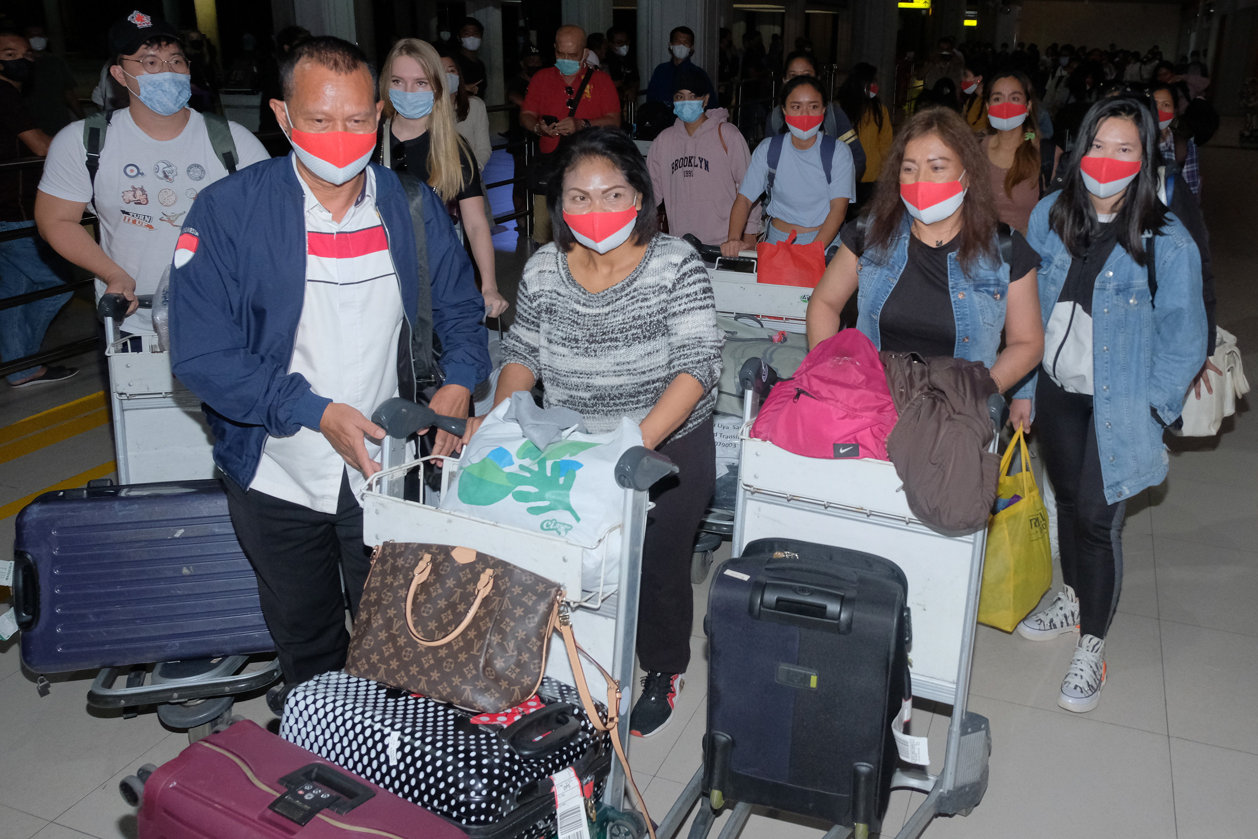 Ilustrasi--Puluhan PMI asal Bali yang berhasil dievakuasi dari Ukraina tiba di Bandara Internasional I Gusti Ngurah Rai, Bali.
