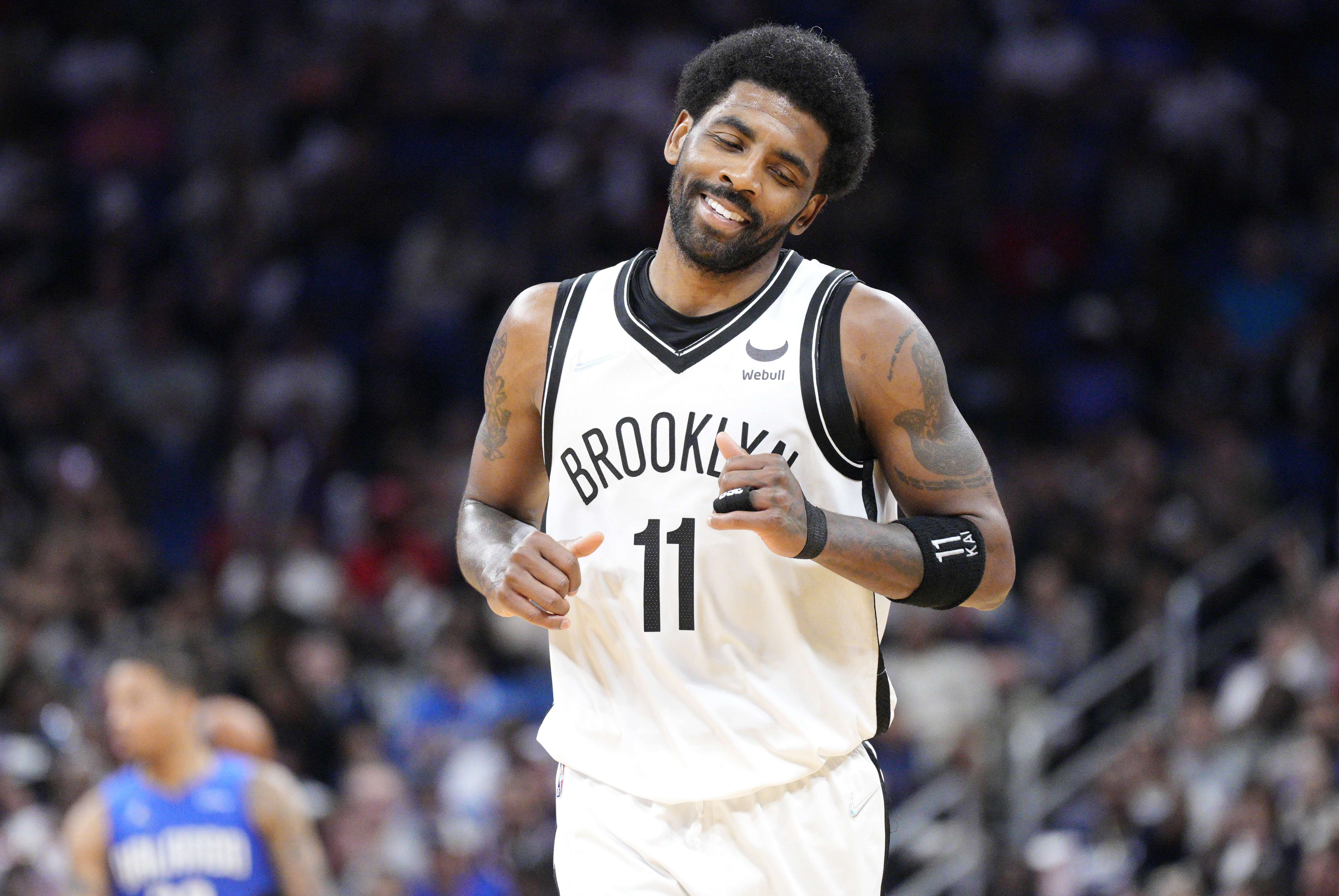 Potret ekspresi Kyrie Irving, pebasket Brooklyn Nets, usai mencetak poin.