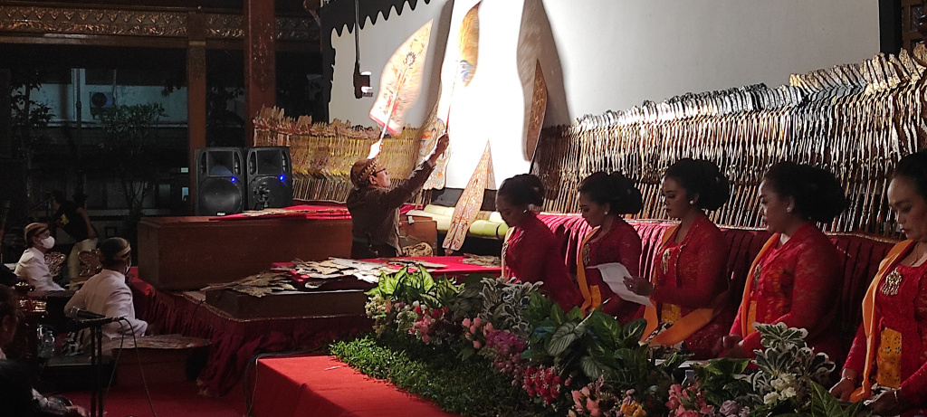 Dalang Ki Purba Asmoro membawakan lakon Samudera Mantana atau Tirto Amarto dalam perayaan Hari Wayang Sedunia di Solo, Senin (21/3) malam.