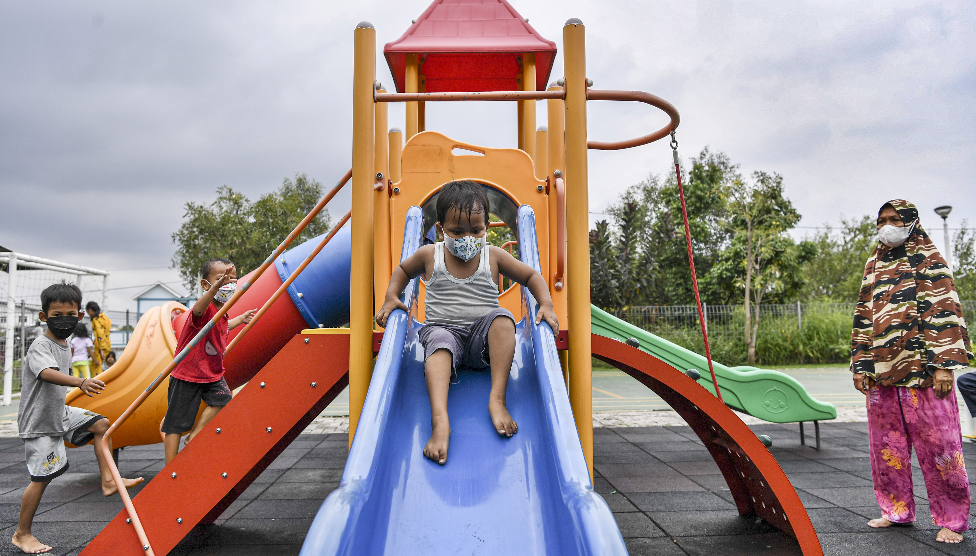 Sejumlah bocah dengan mengenakan masker bermain di Ruang Publik Terpadu Ramah Anak (RPTRA) Si Pitung, kawasan Rusunawa Marunda