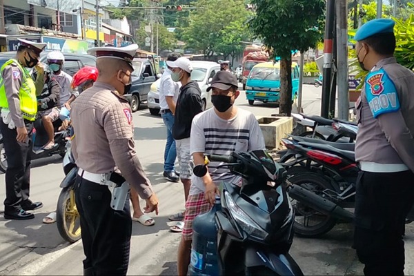 Sepekan Operasi Keselamatan Samrat 2022 yang dilaksanakan jajaran Polda Sulut, berhasil menjaring sebanyak 4.021 pelanggaran lalin, Selasa (