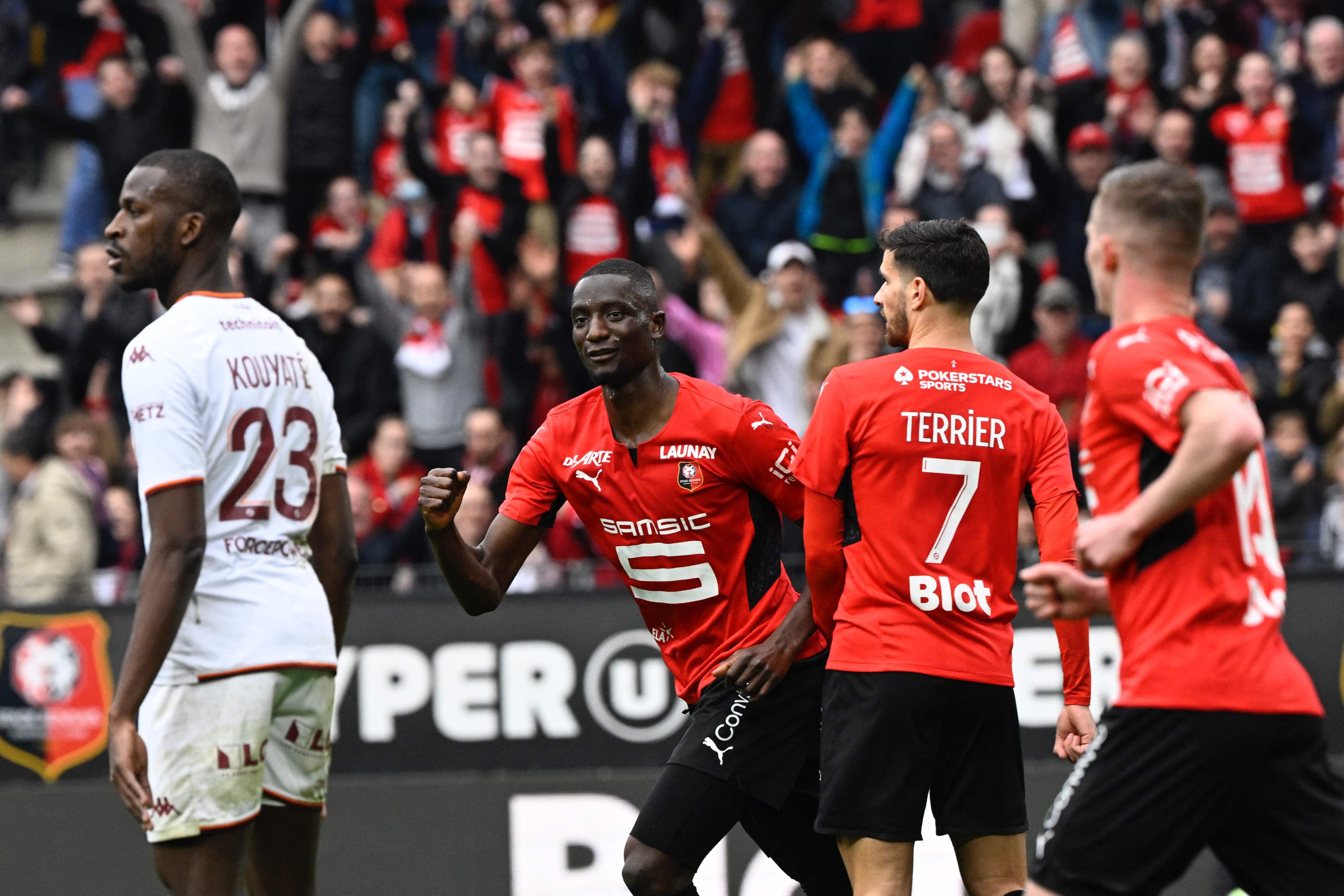Penyerang Rennes Sehrou Guirassy (kedua dari kiri) melakukan selebrasi usai mencetak gol ke gawang Metz di laga Ligue 1.