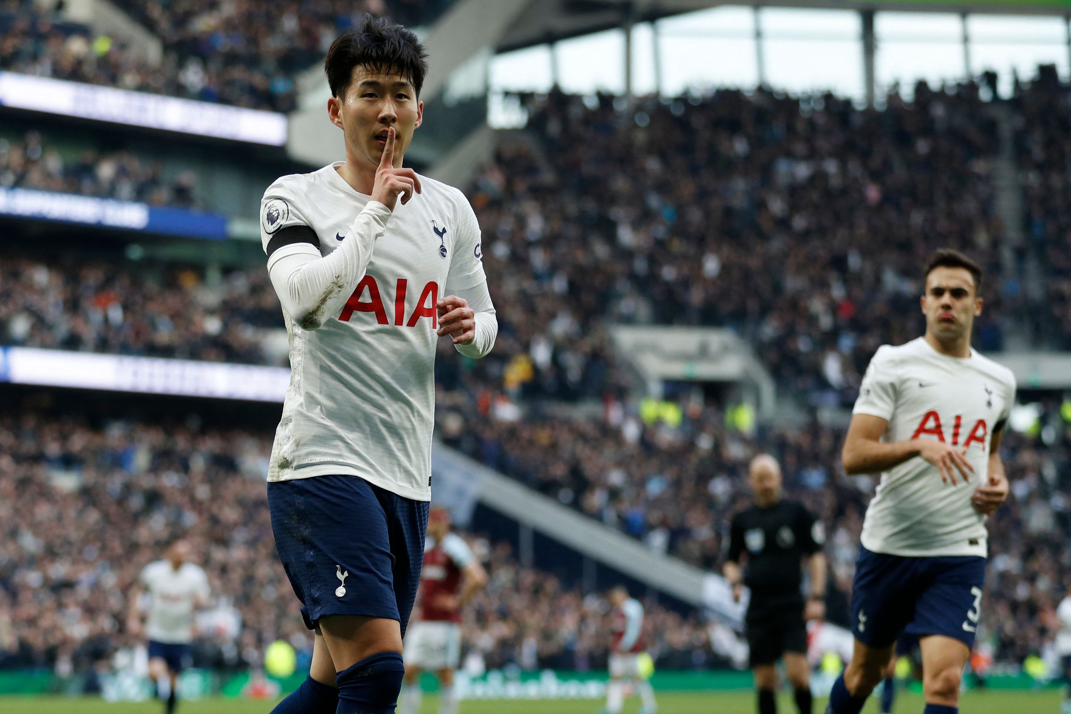 Penyerang Tottenham Hotspur Son Heung-min melakukan selebrasi usai mencetak gol ke gawnag West Ham United di laga Liga Primer Inggris.