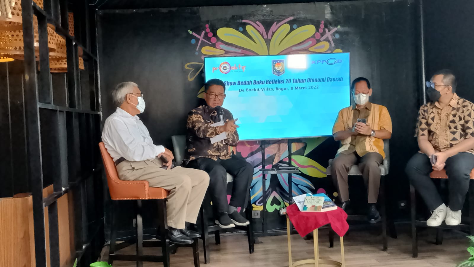 Dirjen OTDA Kemendagri Akmal Malik saat berbicara di talkshow Bedah Buku Refleksi 20 Tahun Otonomi Daerah di Bogor, Selasa (8/3).