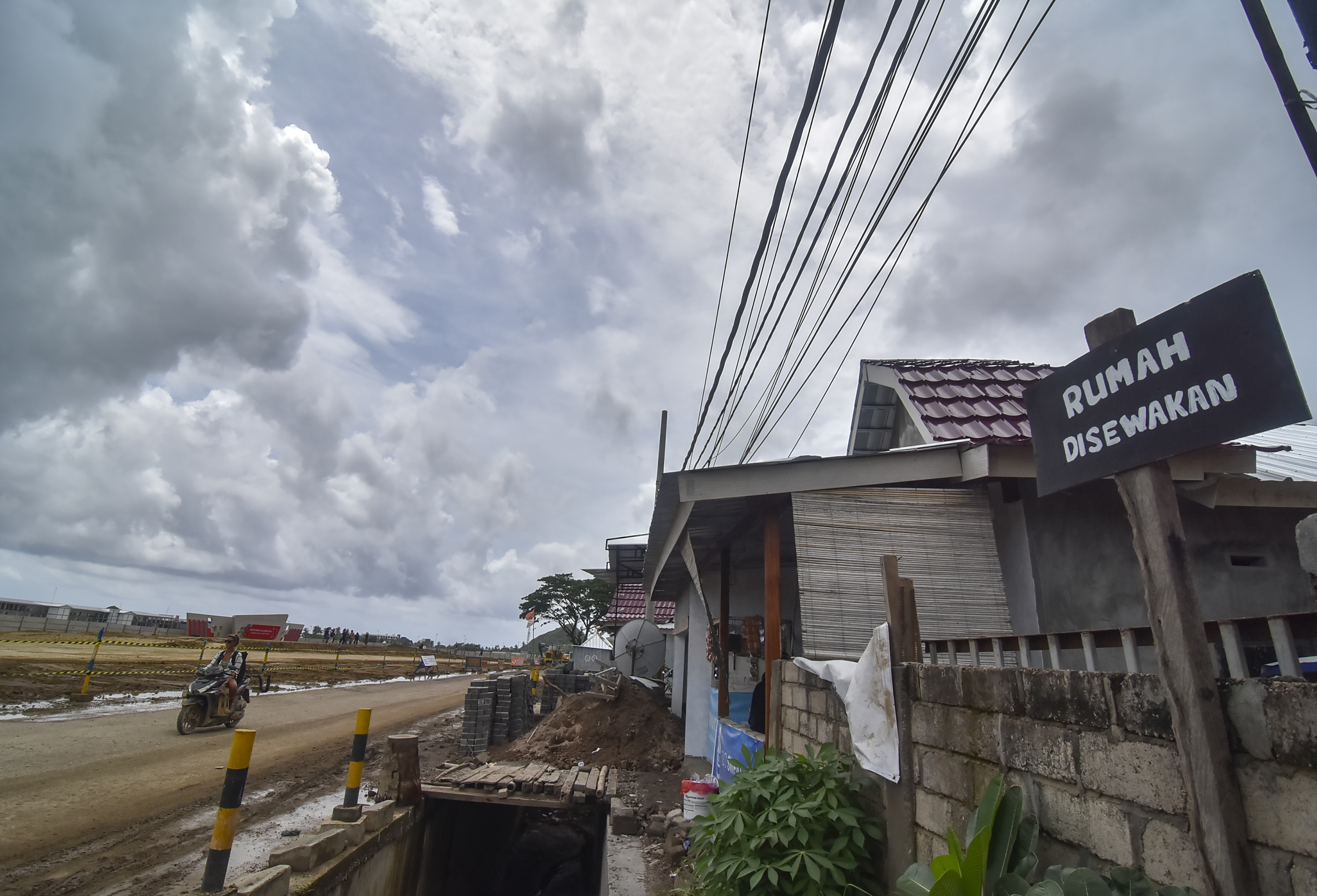 Rumah warga disewakan di depan Pertamina Mandalika International Street Circuit di Desa Kuta, Kecamatan Pujut, Praya, Lombok Tengah, NTB.