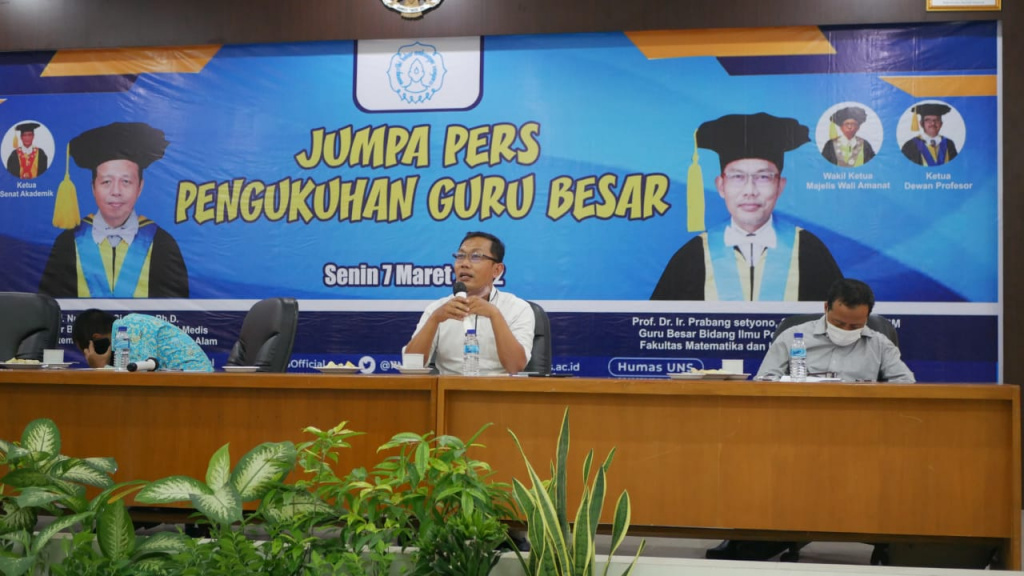 Dua guru besar baru UNS saat menggelar jumpa pers