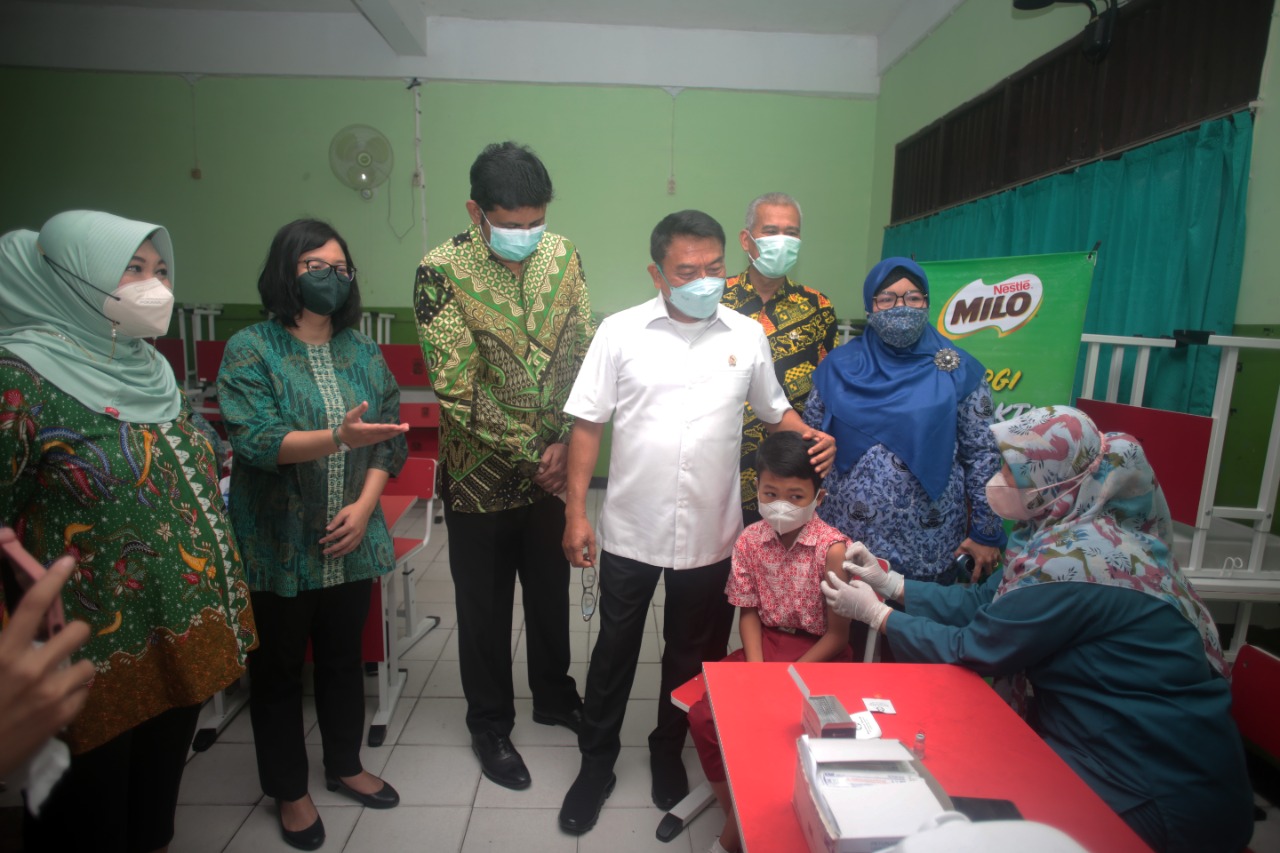 KSP Moeldoko dan Presdir PT Nestlé Indonesia Ganesan Ampalavanar meninjau proses vaksinasi di SDN Jatiasih III, IV dan V Bekasi,