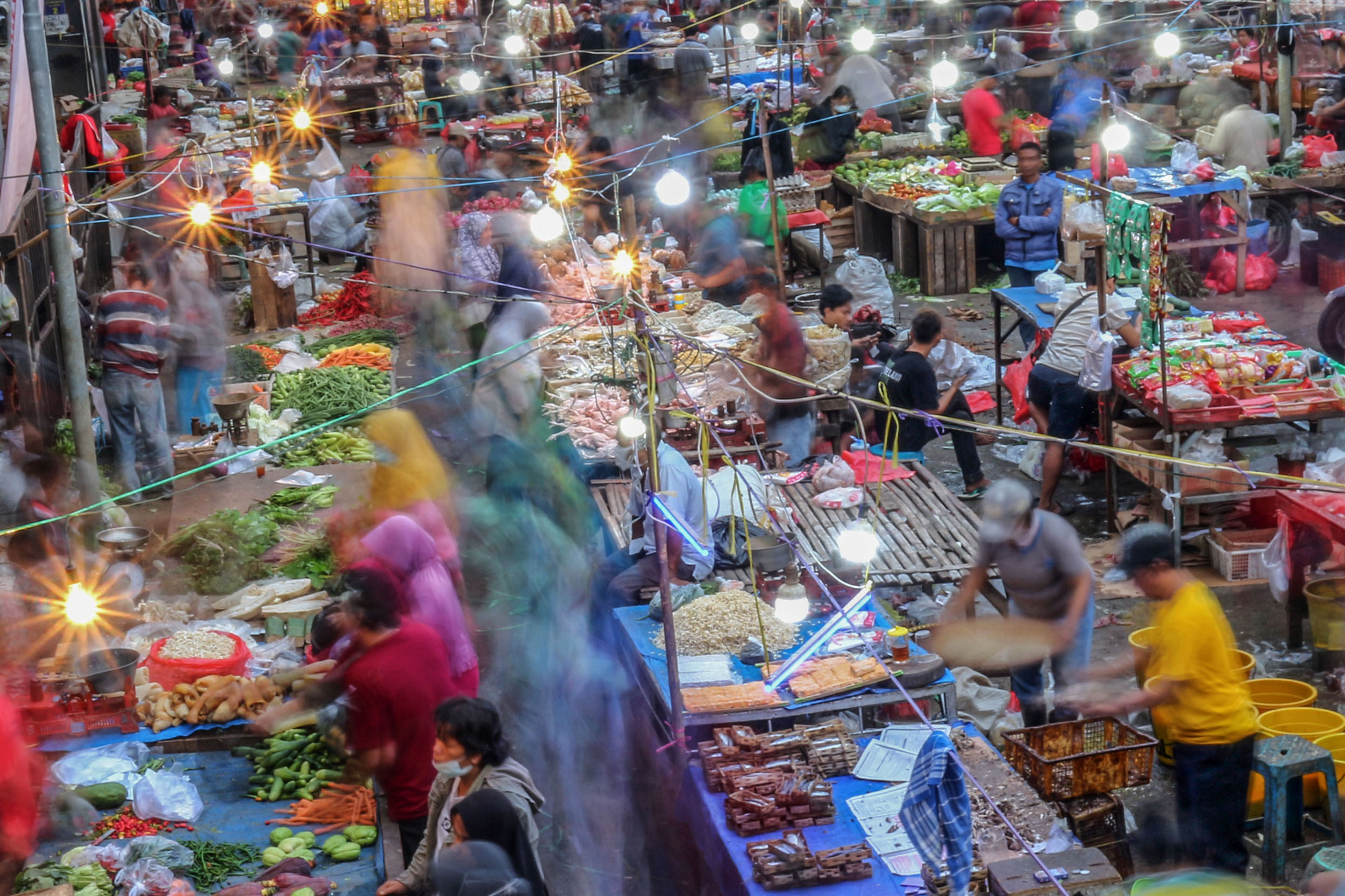 Aktivitas jual beli di pasar.