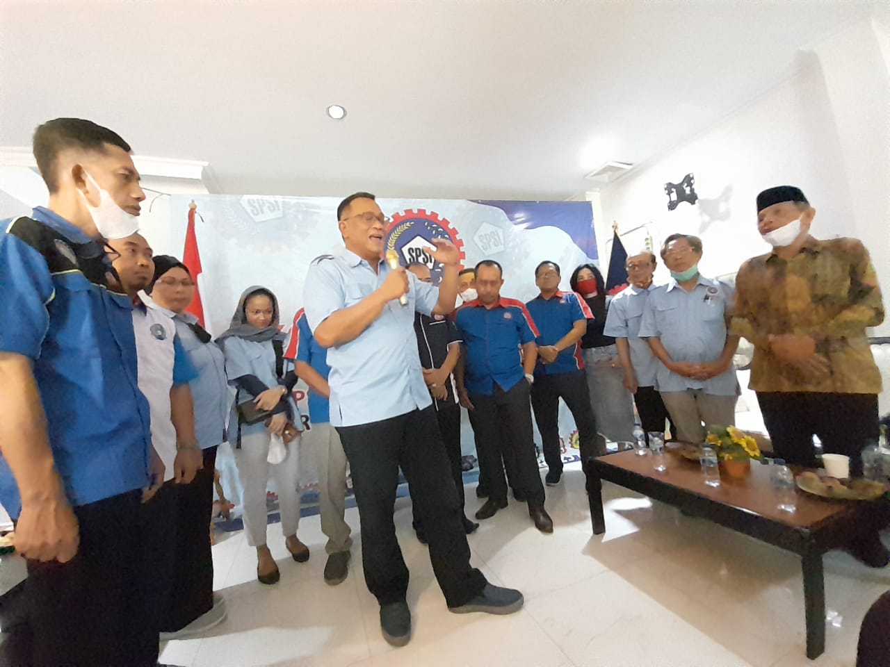 Ketua Umum KSPSI Jumhur Hidayat memperingatkan pihak-pihak di luar KSPSI tidak mencoba menggelar Kongres karena ilegal. 