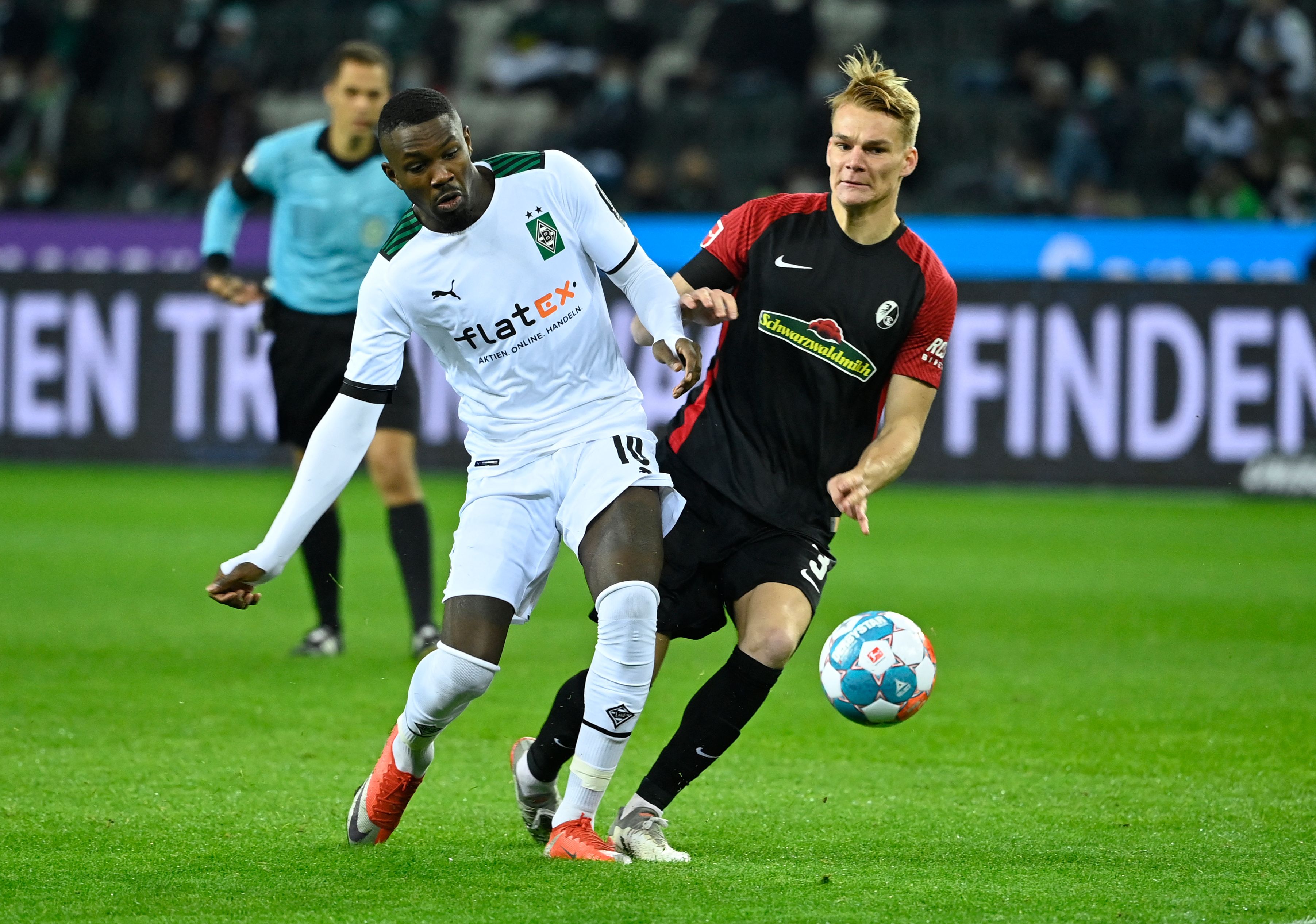 Penyerang Borussia Moenchengladbach Marcus Thuram (kiri)