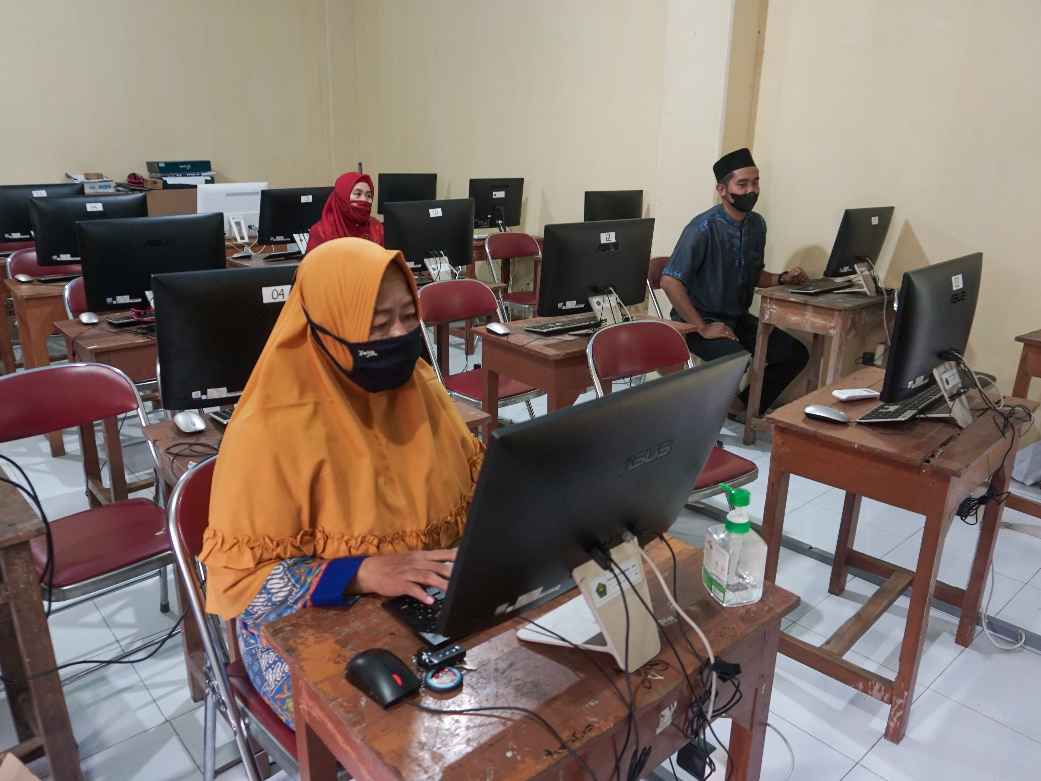 Guru mengajar siswa melalui perangkat komputer secara daring di salah satu ruang kelas di Madrasah Aliyah Negeri Pekalongan, Jateng.