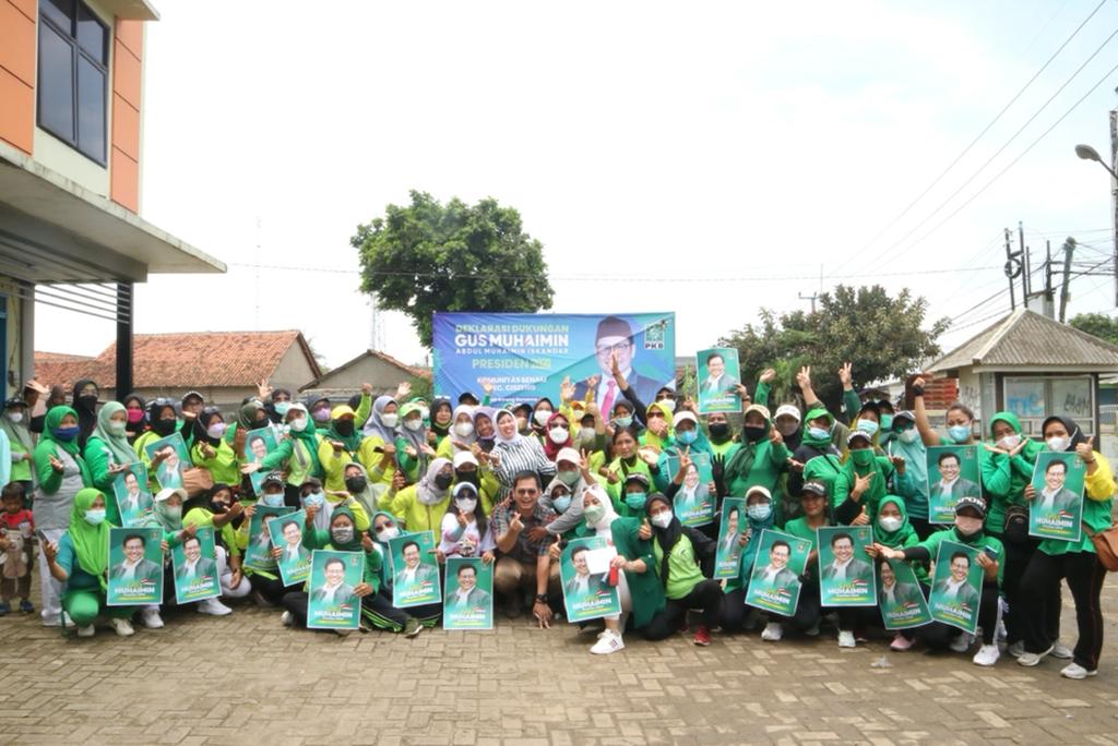  Anggota DPR RI Komisi VI Fraksi PKB, Tommy Kurniawan bersama komunitas ibu-ibu di Ciseeng.