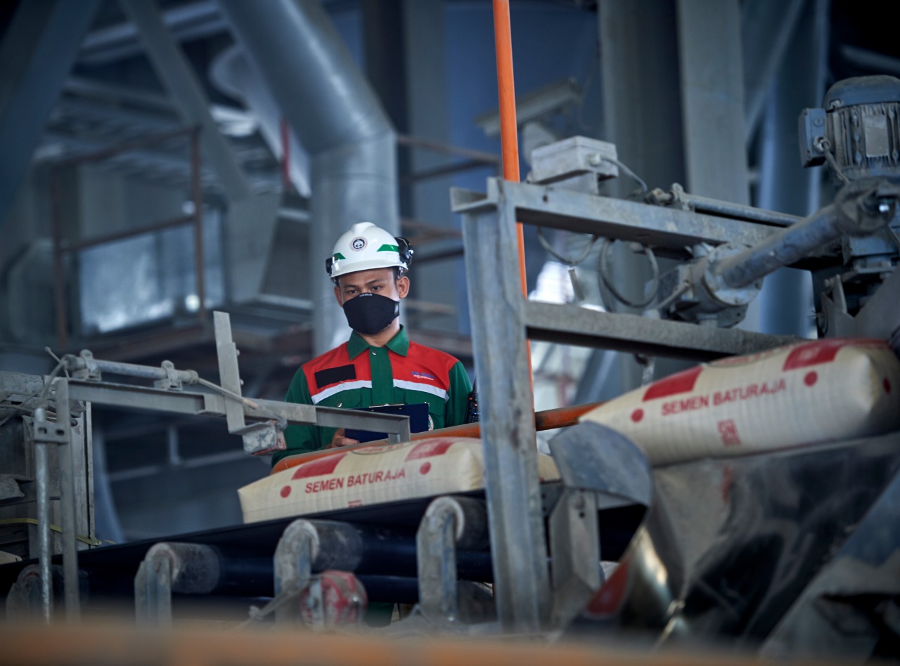 Karyawan PT Semen Baturaja mengecek produksi semen di pabrik Baturaja.