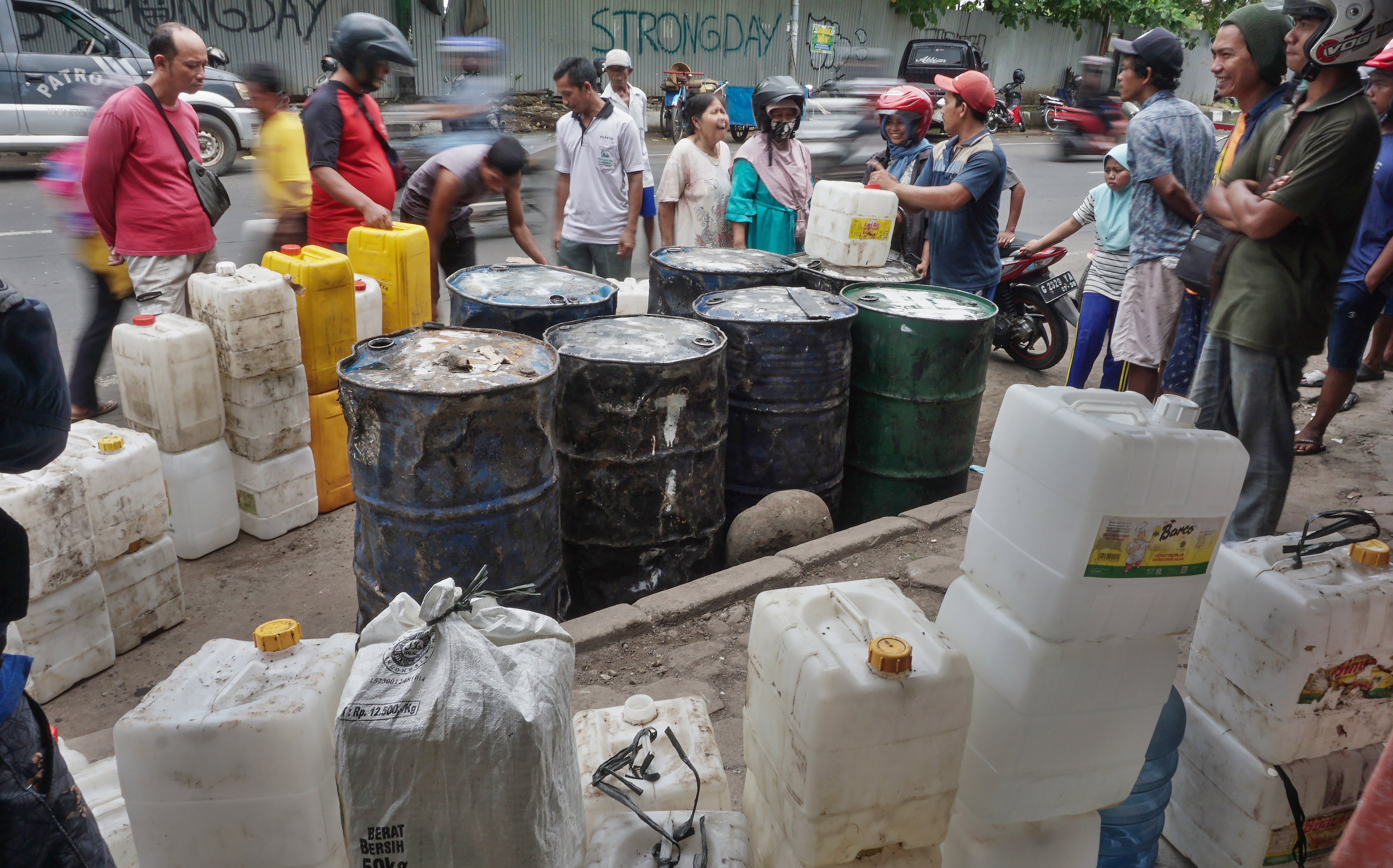 Warga antre membeli minyak goreng curah di Pekalongan, Jawa Tengah.