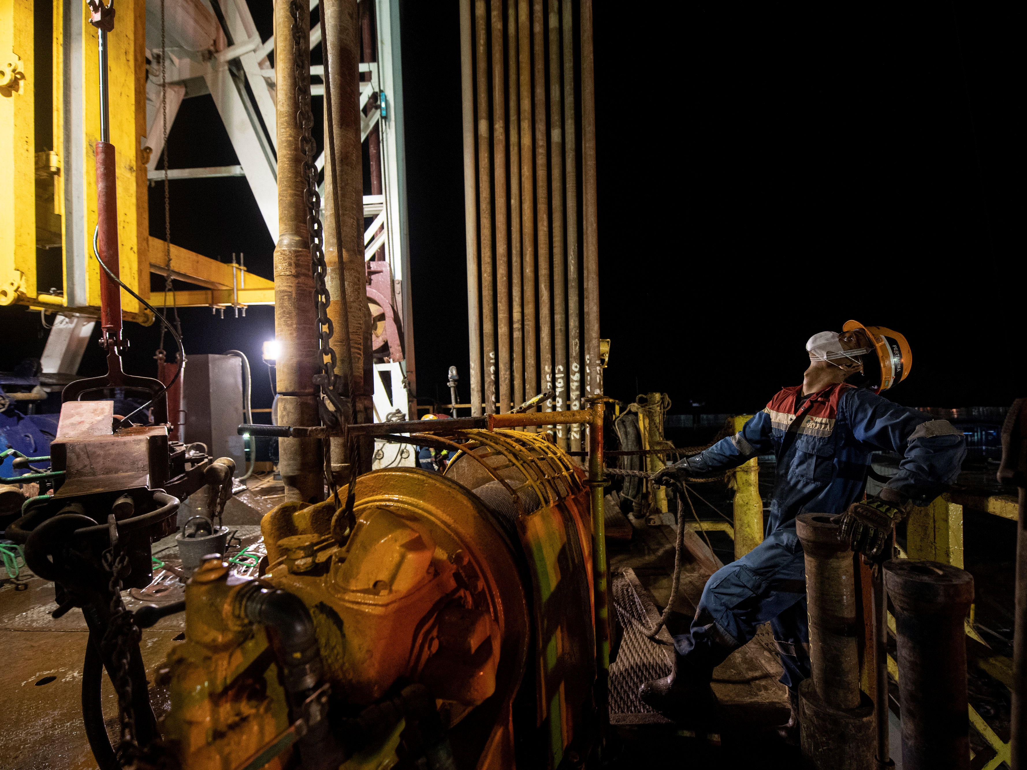 Pekerja Pertamina EP (PEP) Limau Field mengebor Sumur KRG PA-1.