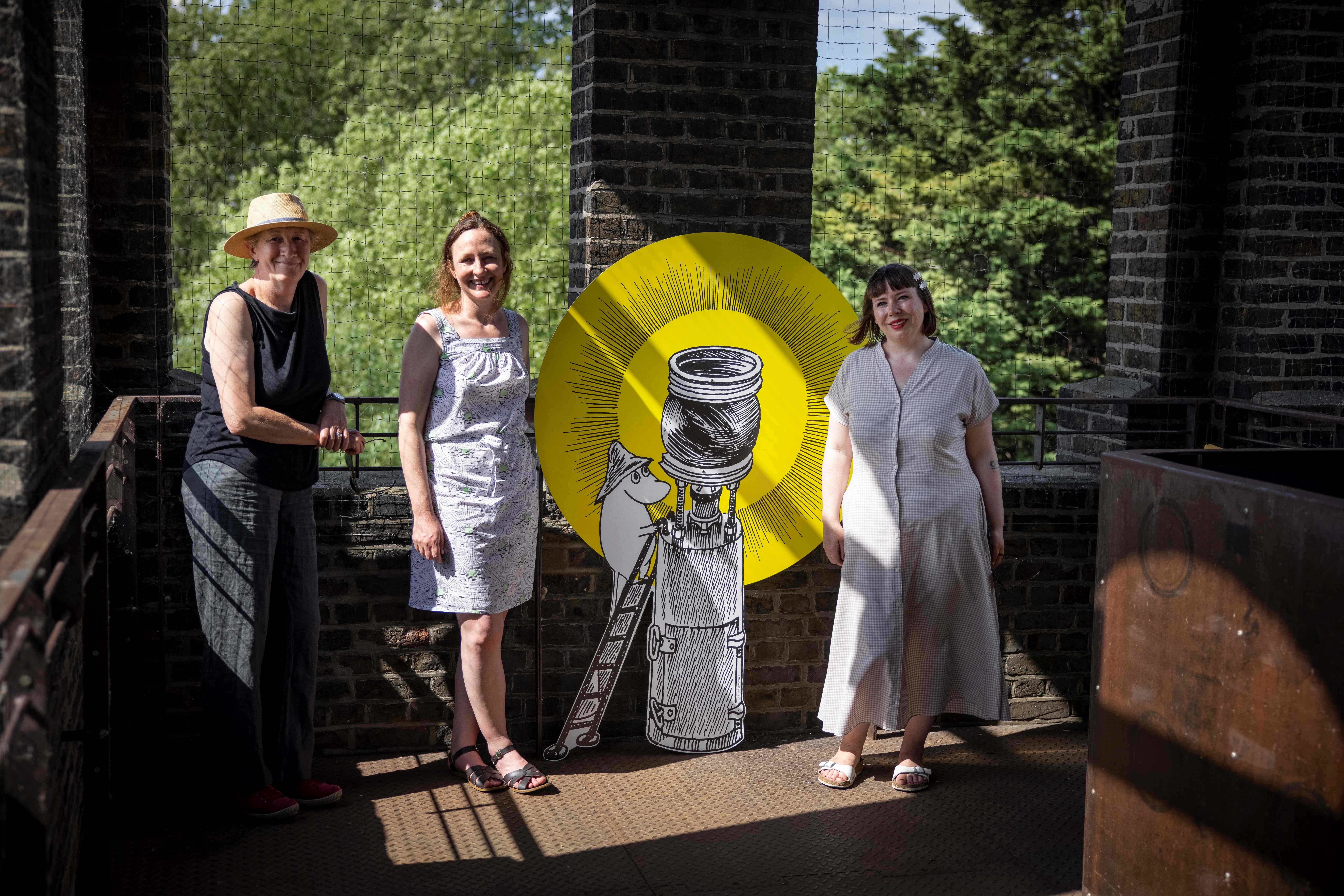 Warga Finlandia tengah berpose bersama dengan hasil karya seninya.