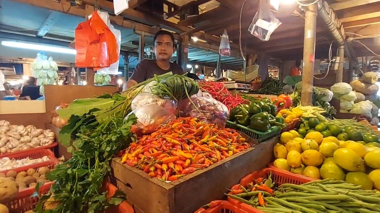 Kenaikan harga cabai dipengaruhi oleh kelangkaan cabai di pasar. 