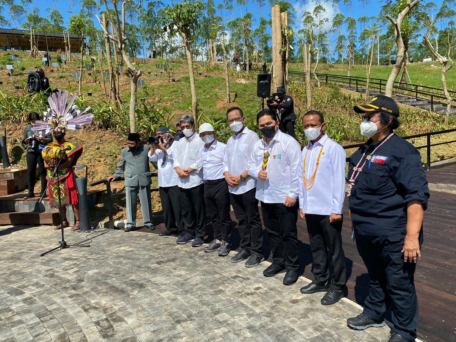 Menteri BUMN Erick Thohir bersama sejumlah menteri di lokasi titik nol IKN