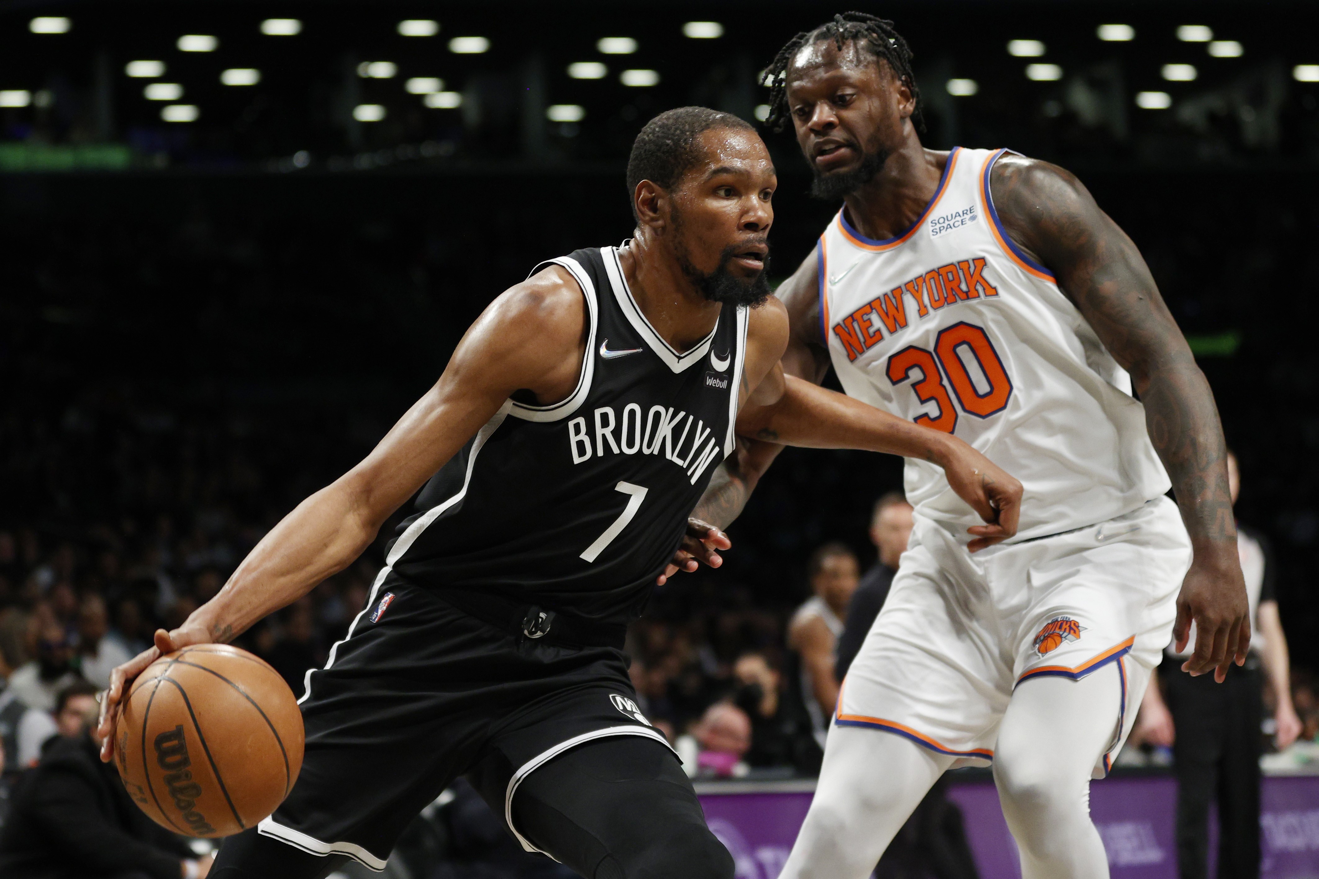 Pemain Brooklyn Nets Kevin Durant berusaha melewati hadangan pemain New York Knciks di laga lanjutan NBA.