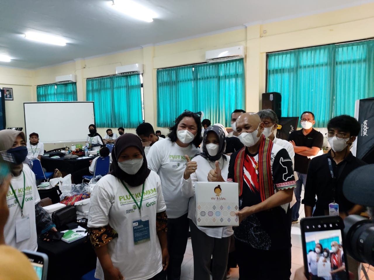 Menteri Koperasi dan UKM Teten Masduki mengunjungi pelaku UMKM di Pusat Layanan Usaha Terpadu Koperasi dan UMKM (PLUT KUMKM) Lombok, NTB.