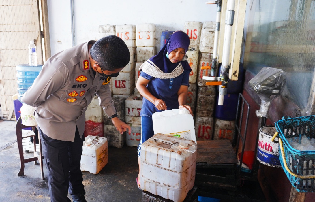 Kapolres Klaten AKB Eko Prasetyo berdialog dengan seorang distributor minyak goreng