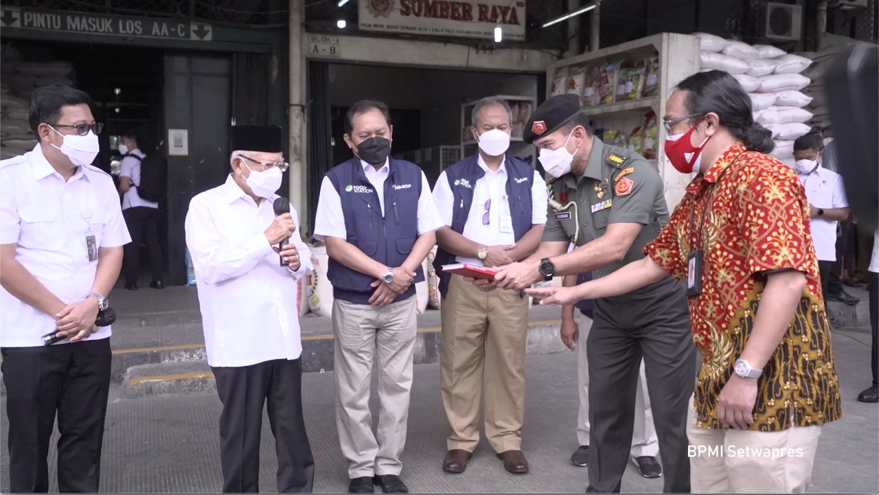 Wakil Preiden Ma'ruf Amin menerima kado berupa buku tentang Papua karya wartawan Media Indonesia Emir Chairullah