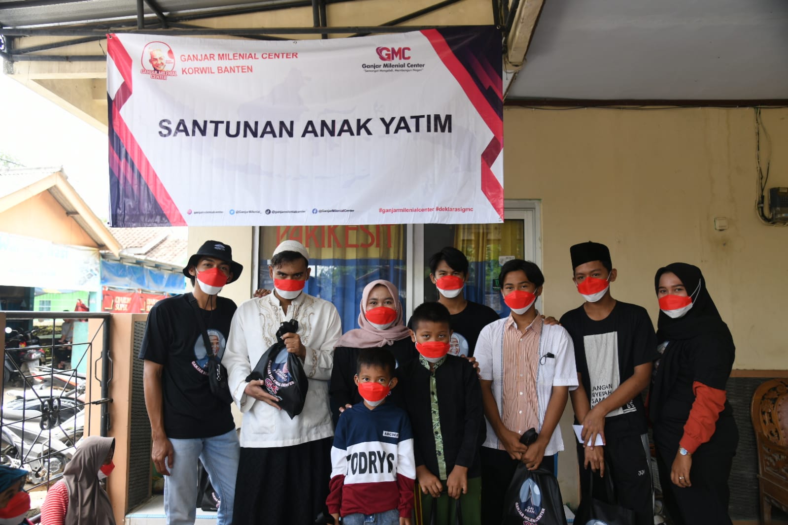 Korwil Ganjar Milenial Banten, memberi santunan kepada anak yatim di Kampung Barangan, Lebak, Banten, Selasa (8/3/2022)