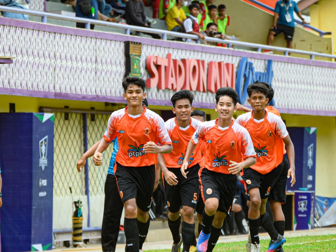 Kerberhasilan tim Anak-Anak Kebun menembus babak 16 besar, setelah menjadi pemuncak grup C dengan koleksi 5 poin.