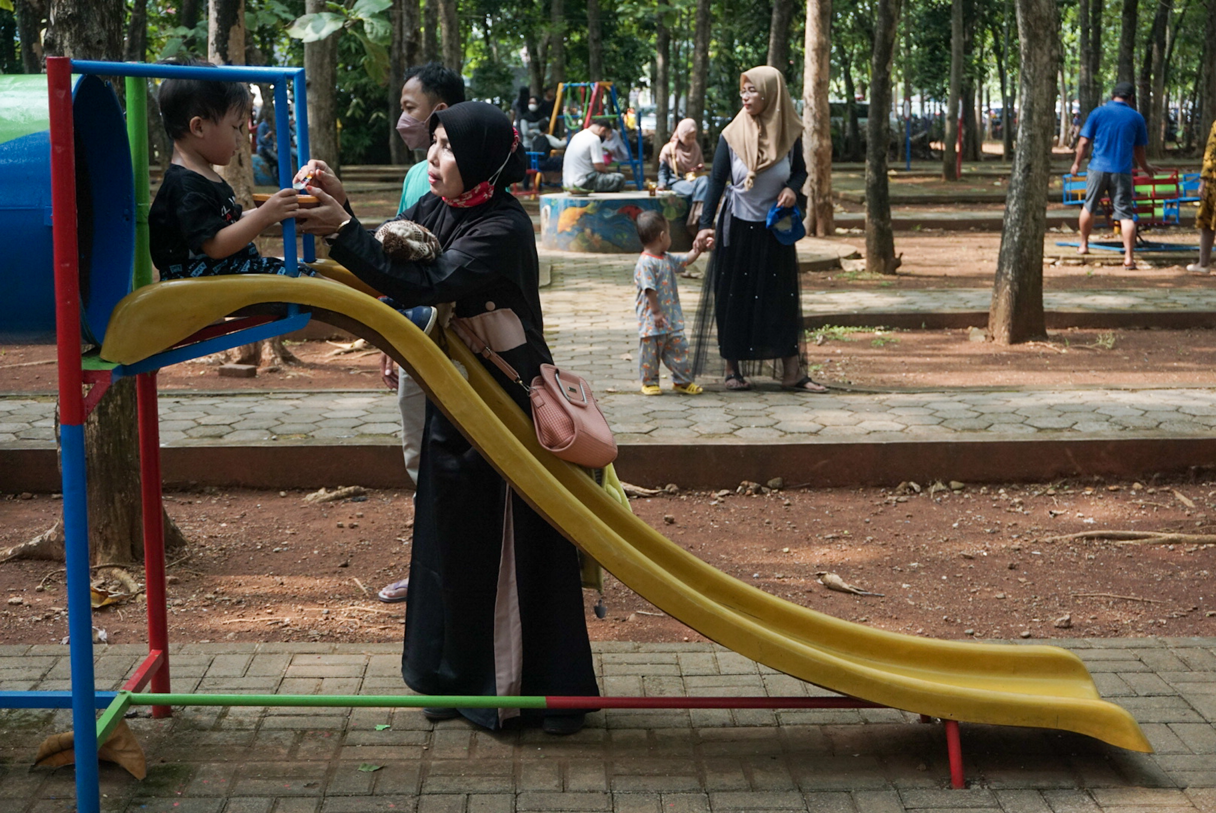  Sejumlah anak bermain di Hutan Kota Rajawali (HKR), Kabupaten Batang, Jawa Tengah, Minggu (24/10/2021)