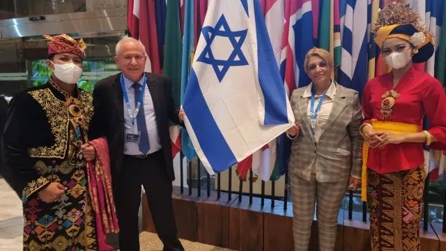 Dua anggota parlemen Israel berpose dengan bendera Israel yang menghadiri Inter-parliamentary Union (IPU) ke-144 di Bali. 