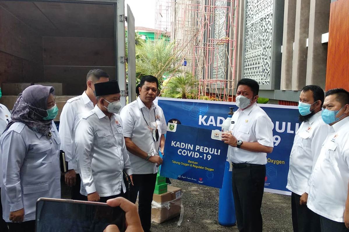Kamar Dagang dan Industri memberikan bantuan tabung oksigen kepada Pemprov Sumsel di halaman kantor Gubernur Sumsel, Rabu (9/3).